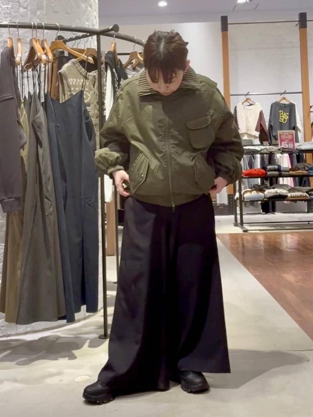 ブラック系のその他パンツ、ブラック系のシャツ/ブラウス、ブラック系のスニーカーを着用したレディースの秋コーディネートの1枚目の写真