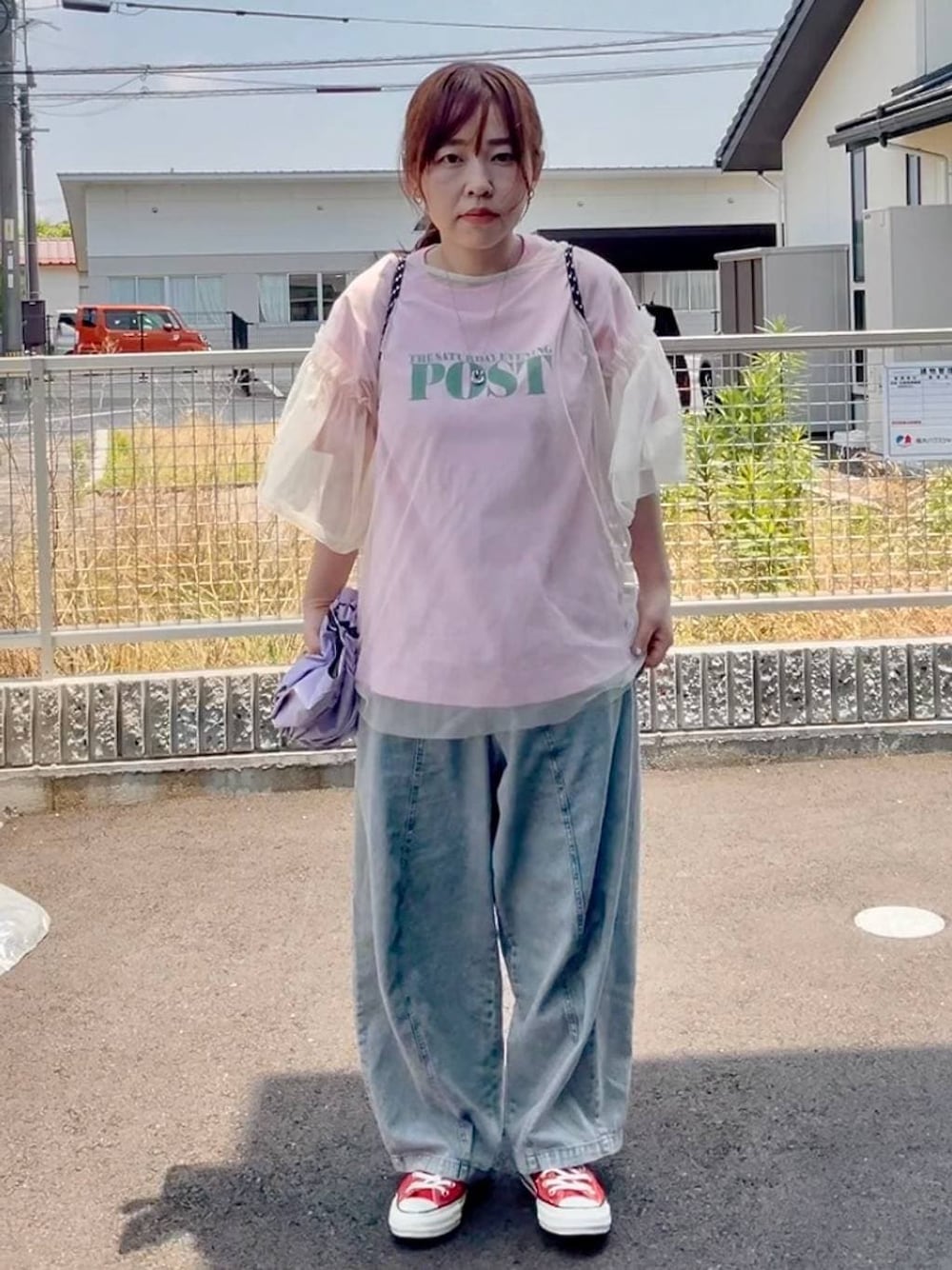 ホワイト系のTシャツ/カットソー、ブルー系のデニムパンツを着用したレディースの夏コーディネートの1枚目の写真