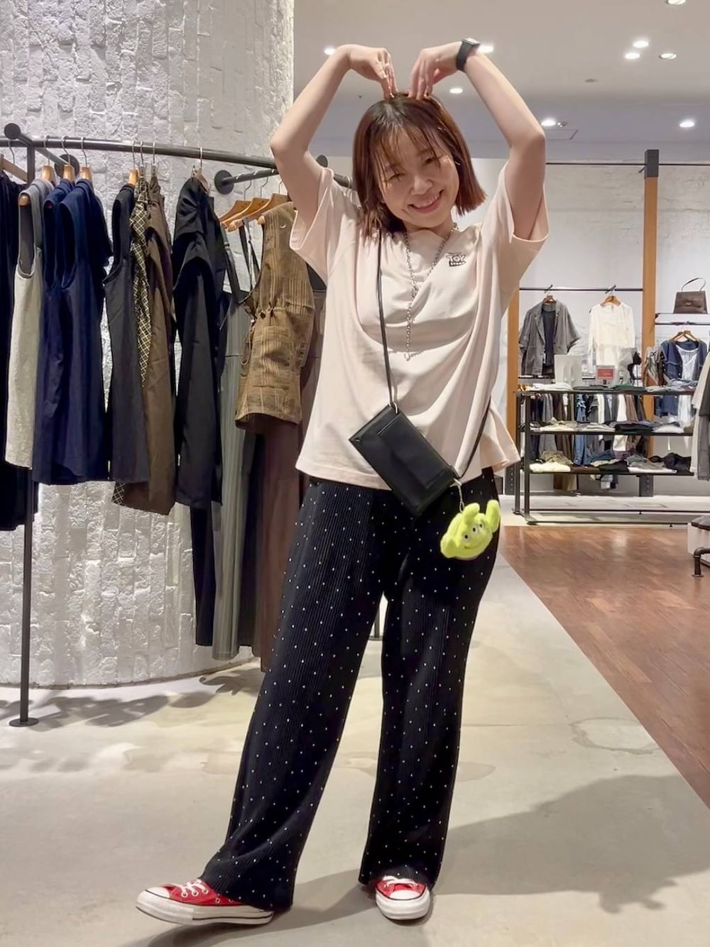 その他のその他パンツ、レッド系のスニーカー、ブラック系のショルダーバッグを着用したレディースの夏コーディネートの1枚目の写真