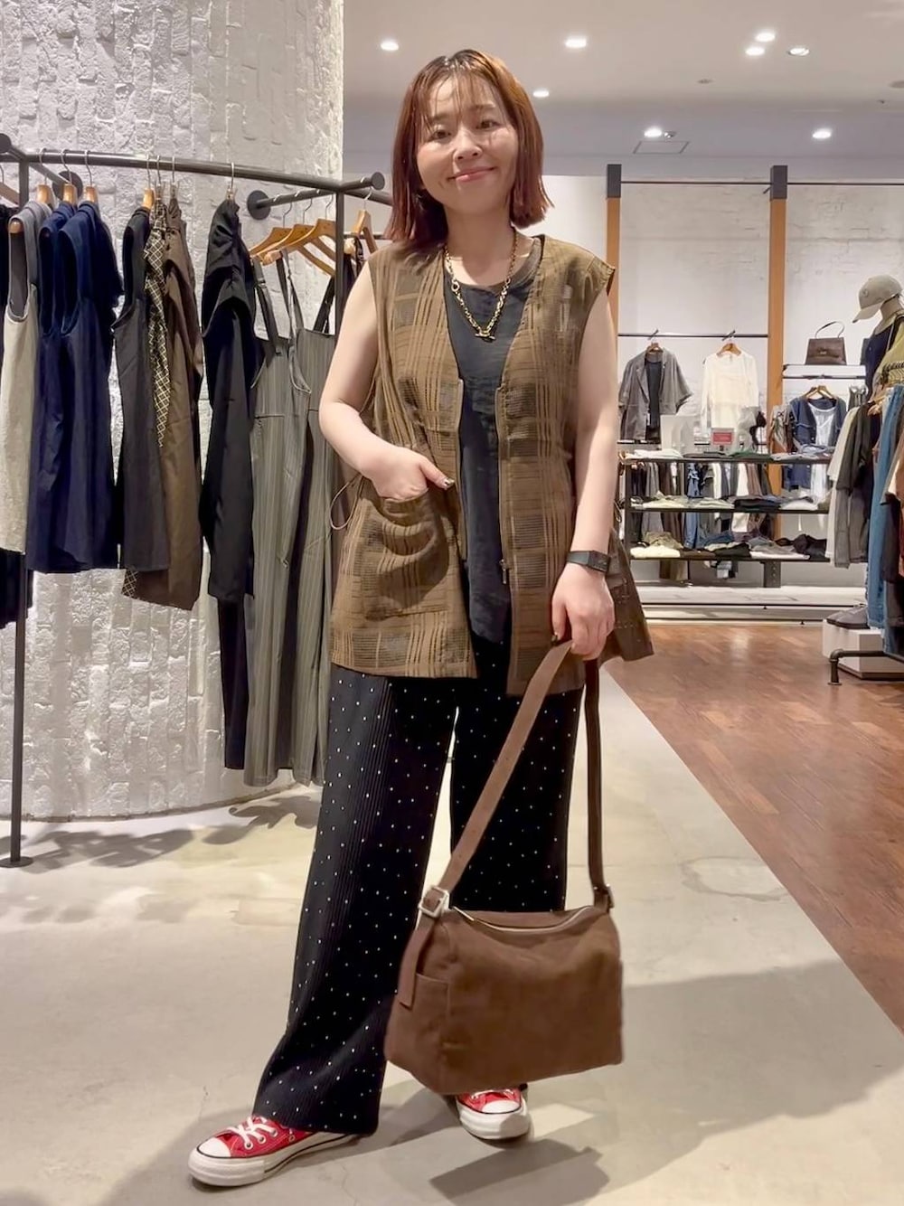 その他のその他パンツ、グレー系のTシャツ/カットソー、ブラウン系のベストを着用したレディースの夏コーディネートの1枚目の写真