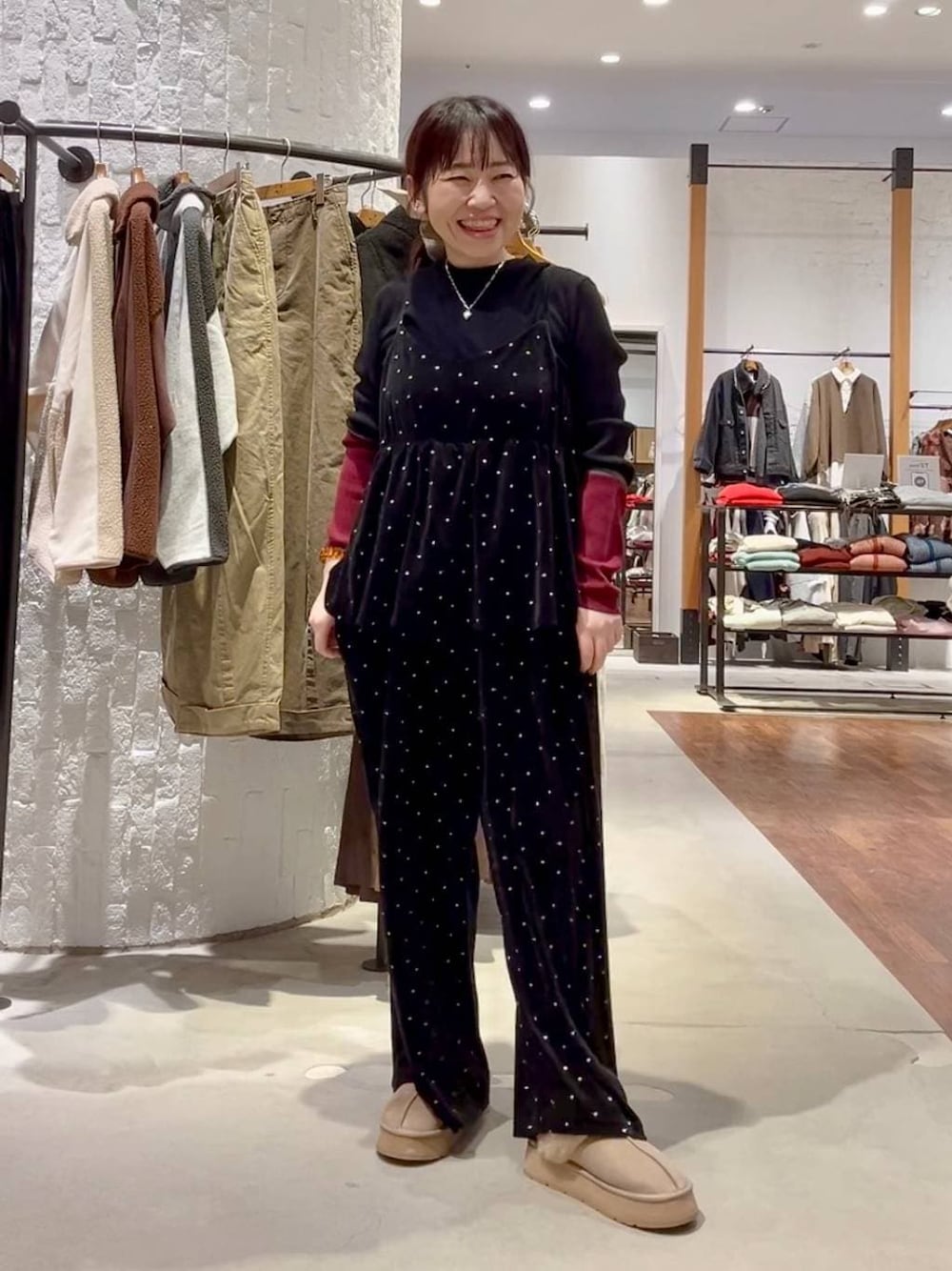 ブラック系のニット/セーター、ベージュ系のブルゾン、ベージュ系のその他シューズを着用したレディースの冬コーディネートの1枚目の写真