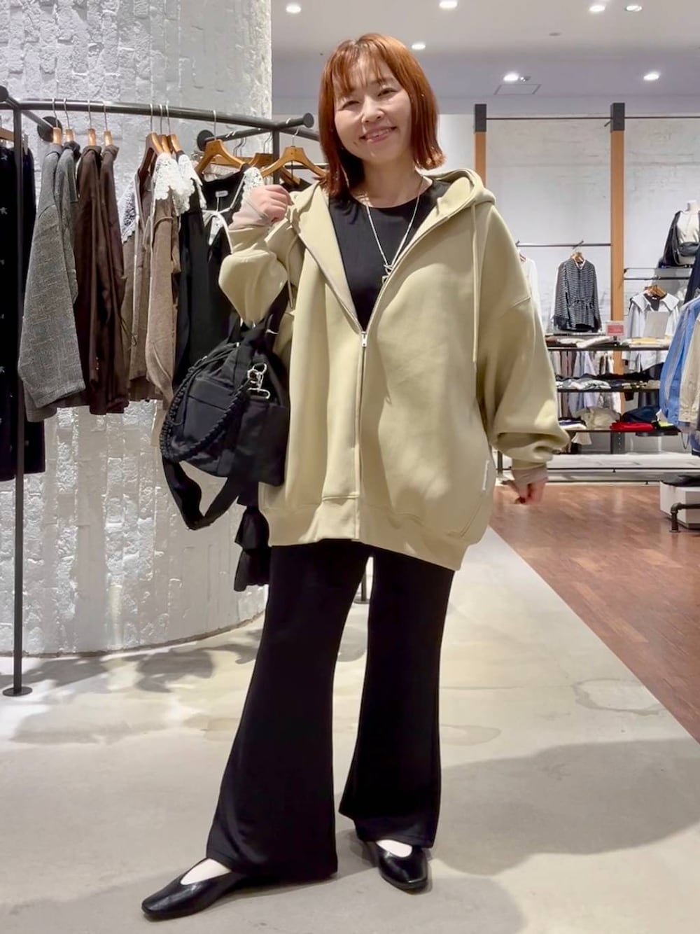 ブラック系のTシャツ/カットソー、ブラック系のその他パンツ、ブラック系のショルダーバッグを着用したレディースの秋コーディネートの1枚目の写真