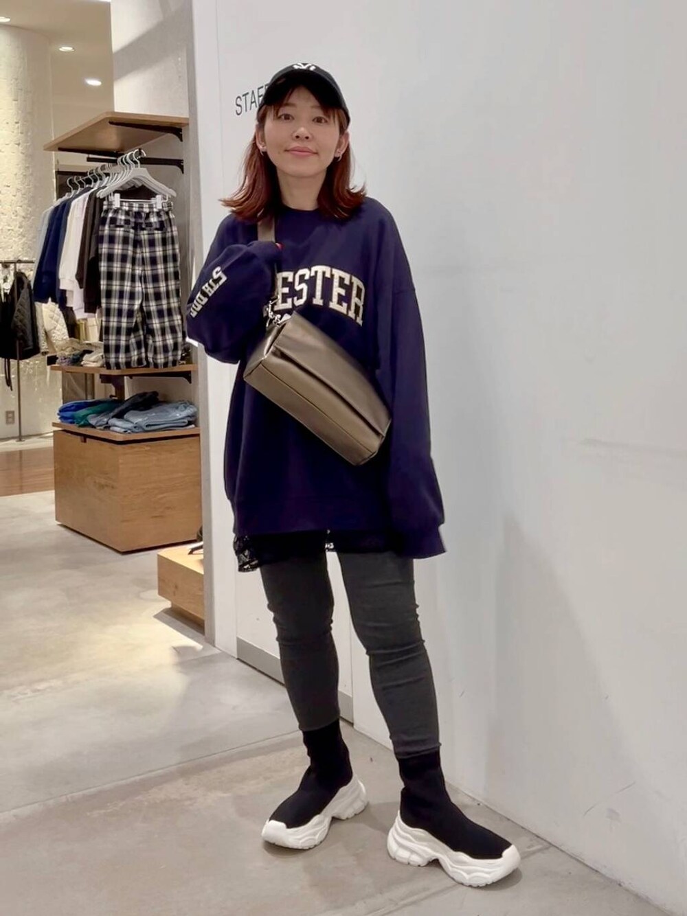 その他のショルダーバッグ、ブラック系のTシャツ/カットソー、ブラック系のブーツを着用したレディースの秋コーディネートの1枚目の写真