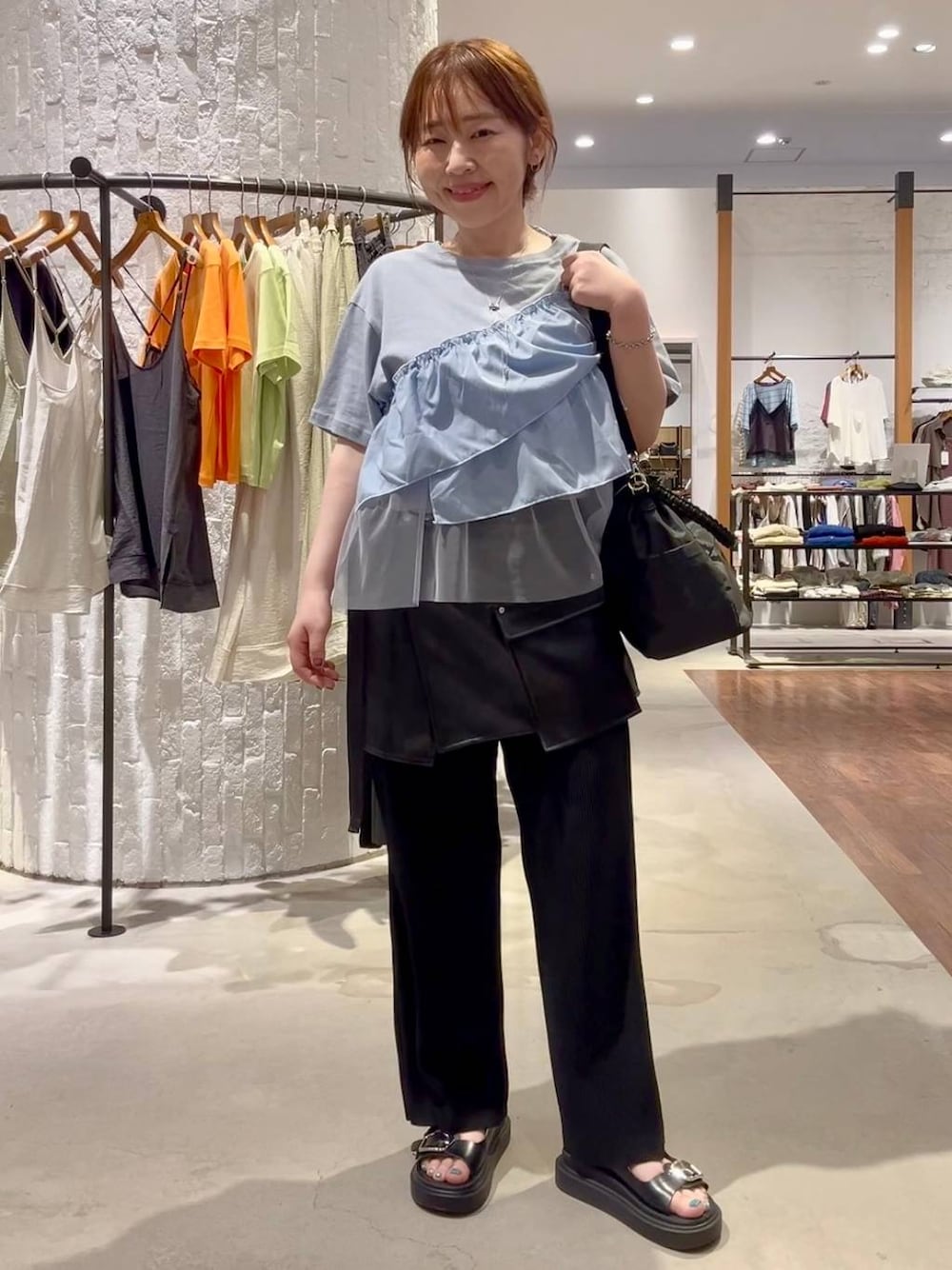 ブラック系のその他パンツ、ブラック系のショルダーバッグ、ブラック系のサンダルを着用したレディースの夏コーディネートの1枚目の写真