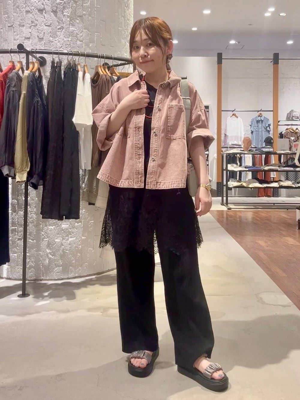 グレー系のショルダーバッグ、ブラック系のその他パンツ、その他のサンダルを着用したレディースの夏コーディネートの1枚目の写真
