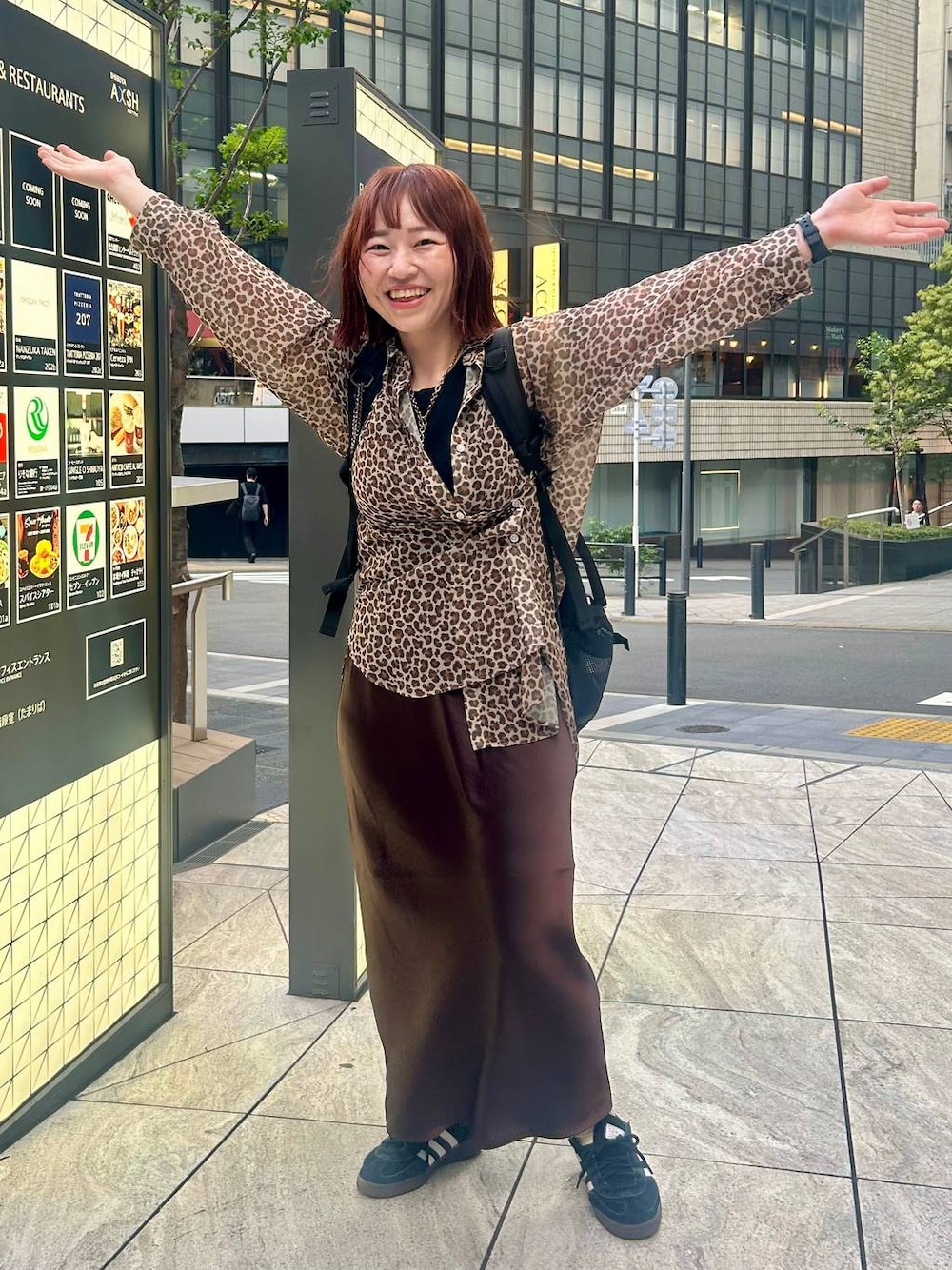 ブラウン系のスカート、ブラック系のスニーカー、その他のシャツ/ブラウスを着用したレディースの夏コーディネートの1枚目の写真