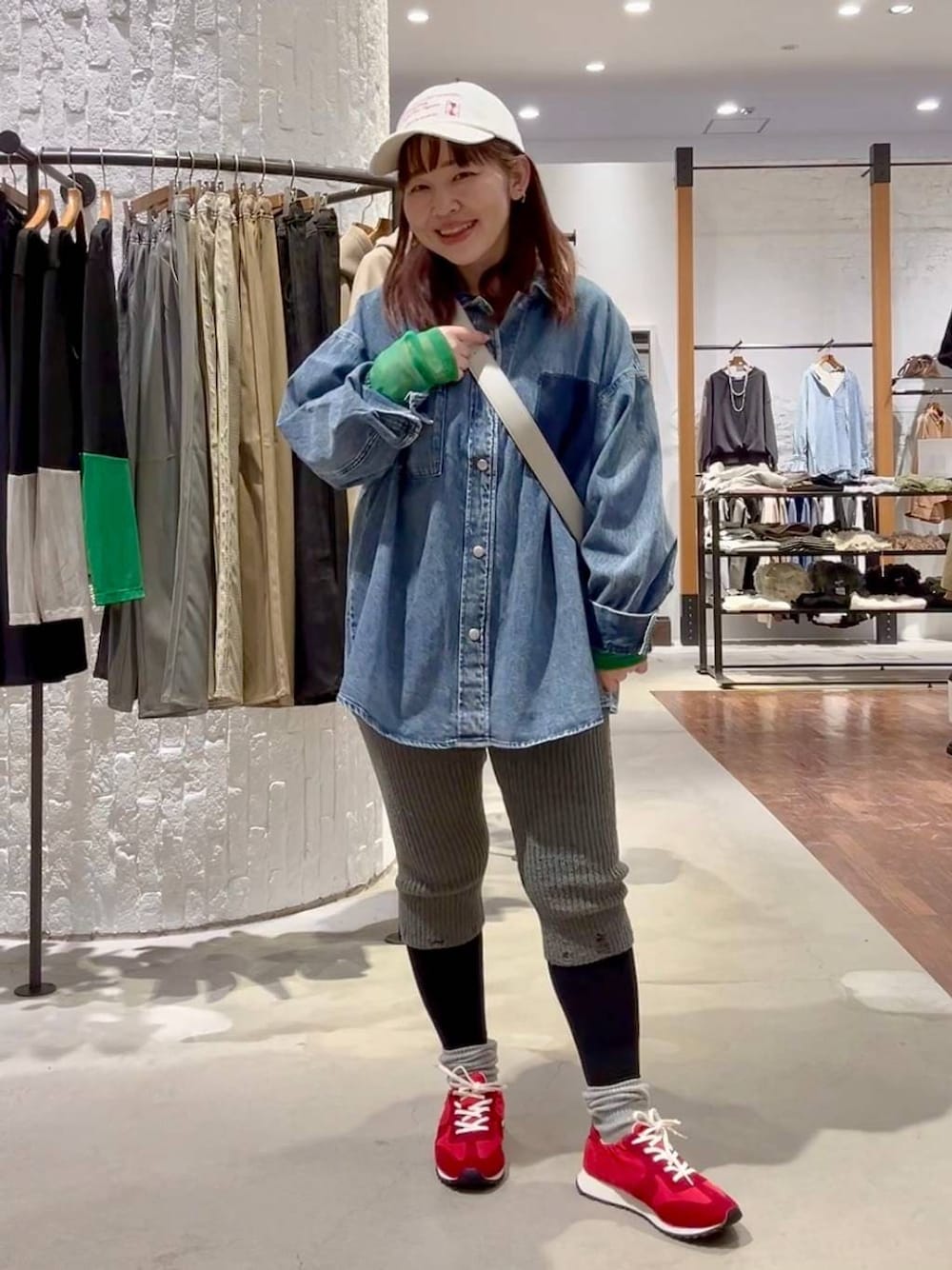 ブラック系のTシャツ/カットソー、グレー系のショルダーバッグ、ブルー系のシャツ/ブラウスを着用したレディースの冬コーディネートの1枚目の写真
