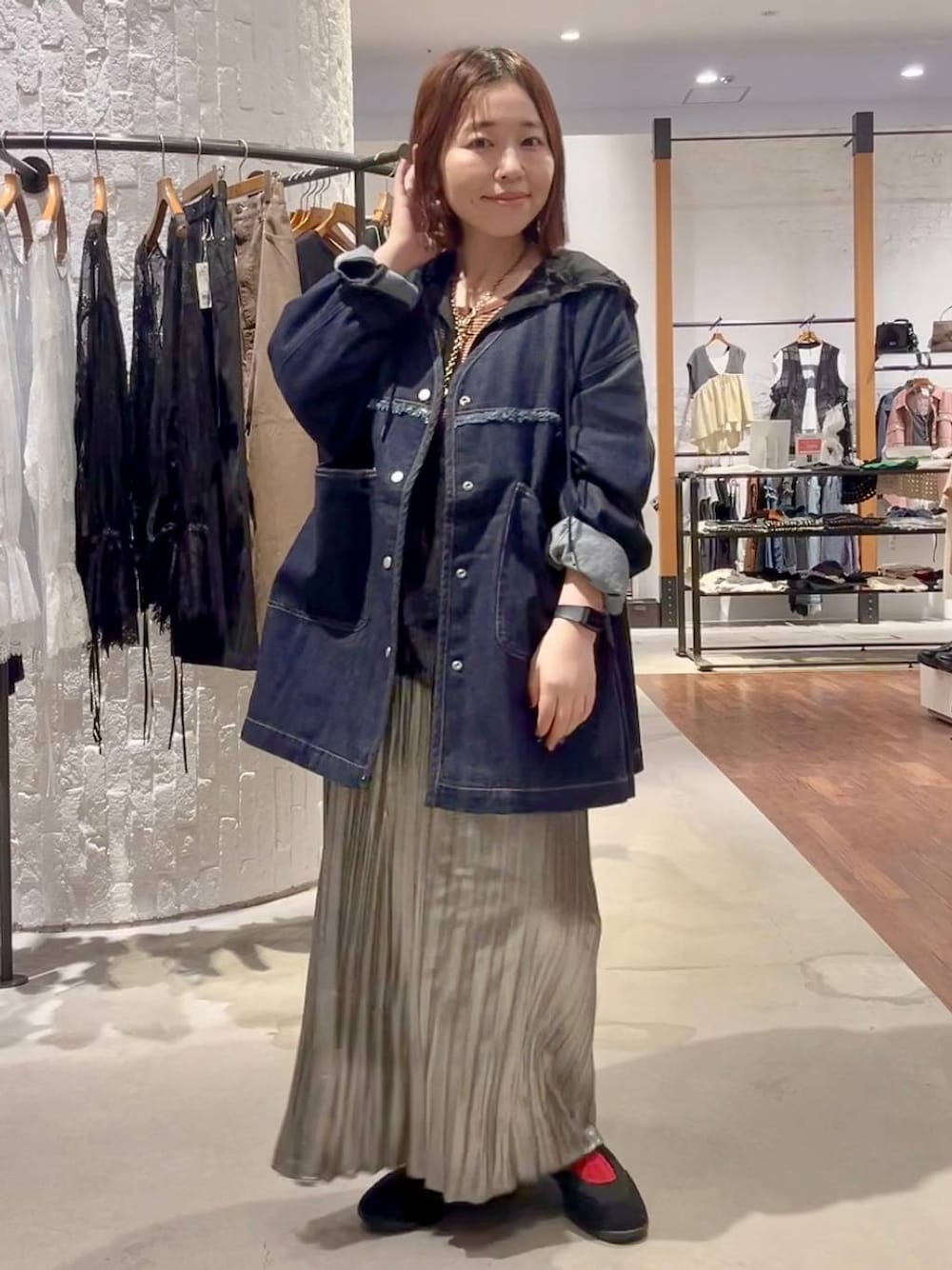 ブラック系のパンプス、ブラック系のシャツ/ブラウス、ブルー系のシャツ/ブラウスを着用したレディースの夏コーディネートの1枚目の写真