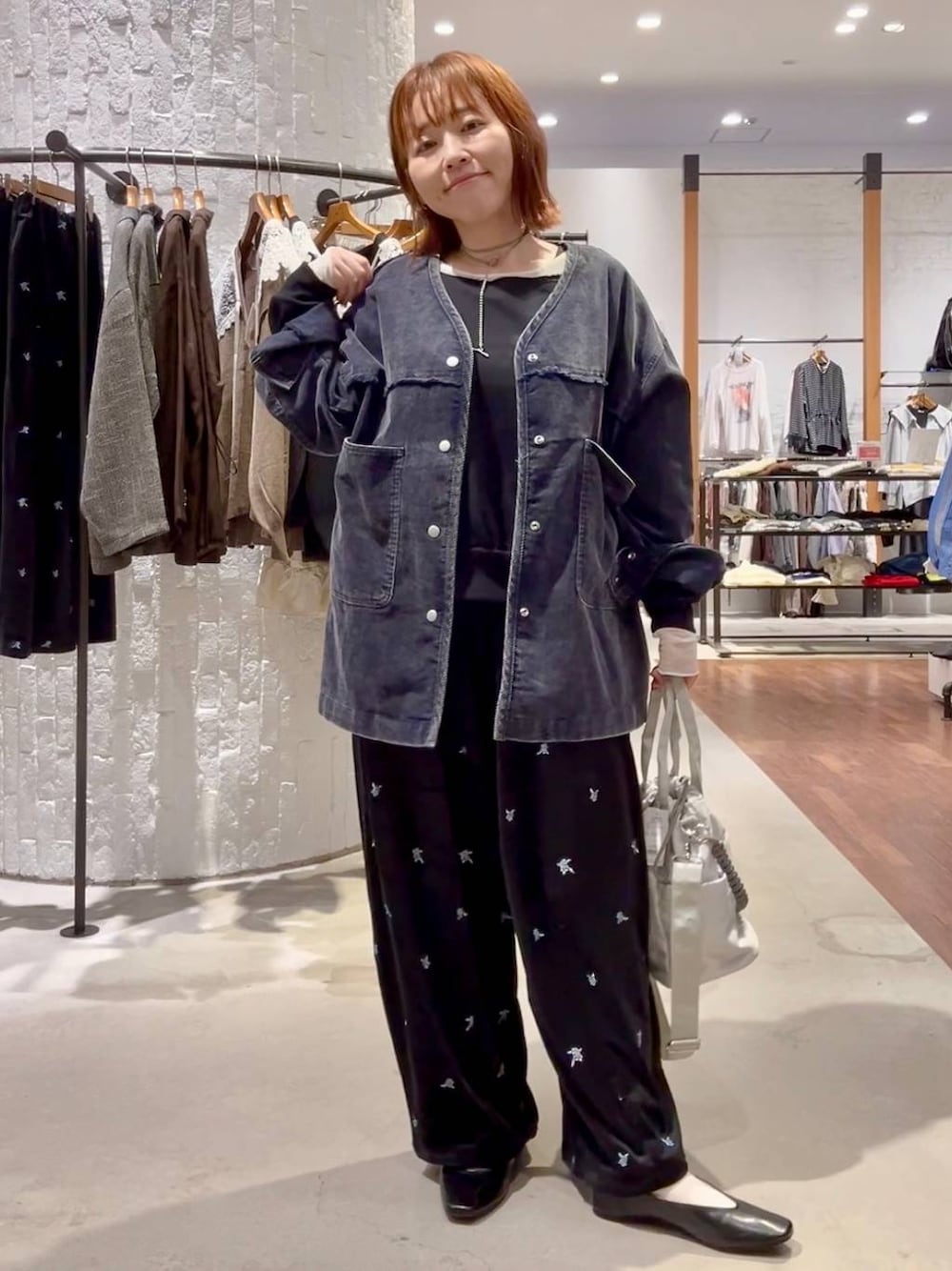 ブルー系のカーディガン/ボレロ、ブラック系のその他パンツ、ブラック系のその他トップスを着用したレディースの秋コーディネートの1枚目の写真