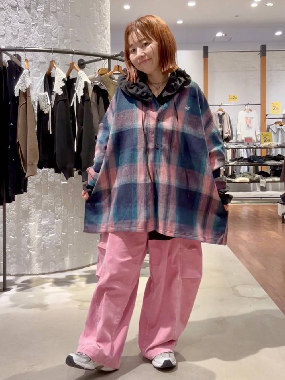 ピンク系のその他パンツ、ブラック系のシャツ/ブラウス、ピンク系のシャツ/ブラウスを着用したレディースの秋コーディネートの1枚目の写真