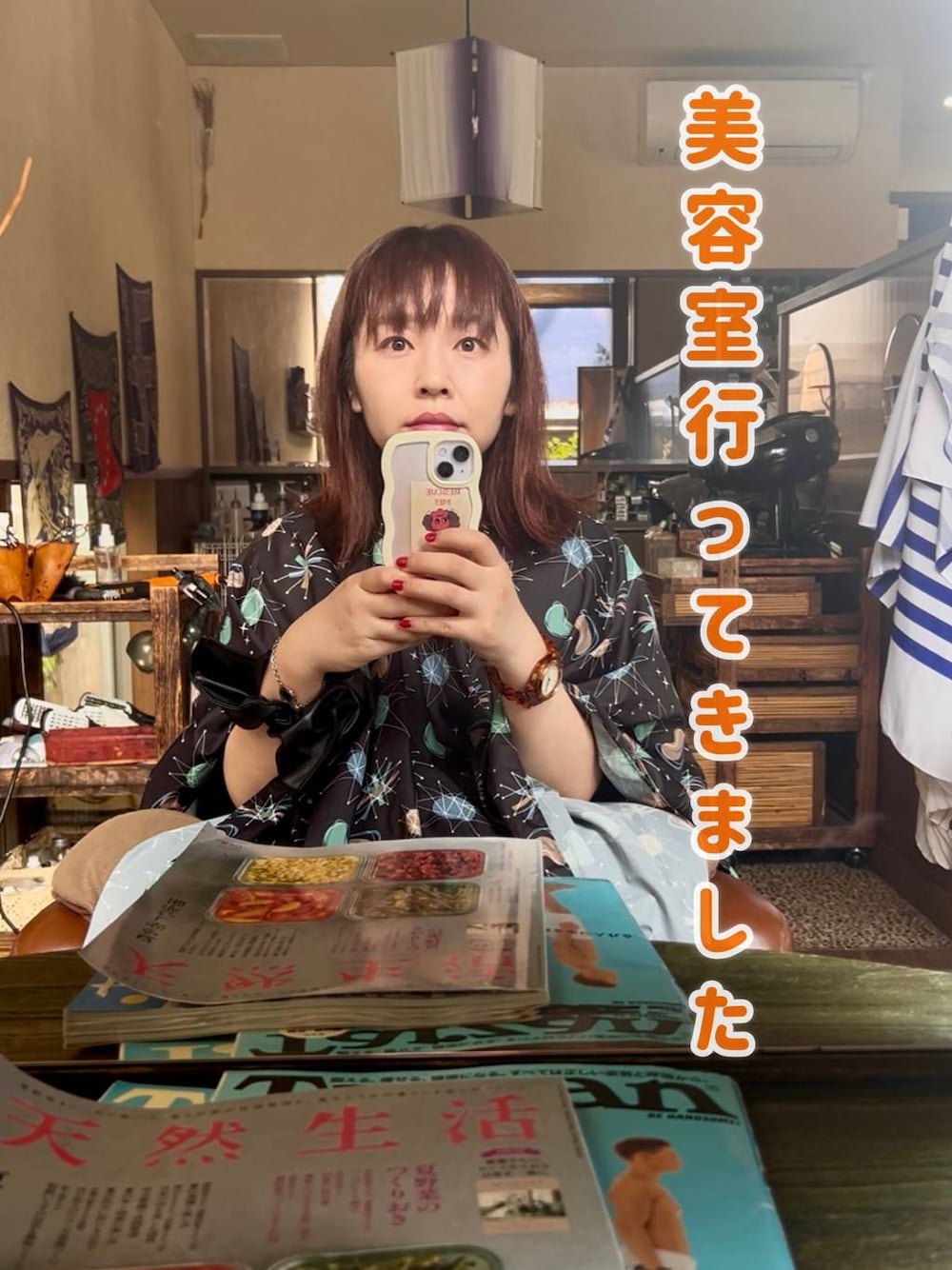 ブラック系のカーディガン/ボレロ、ブラック系のカーディガン/ボレロ、グレー系のスウェットを着用したレディースの秋コーディネートの1枚目の写真