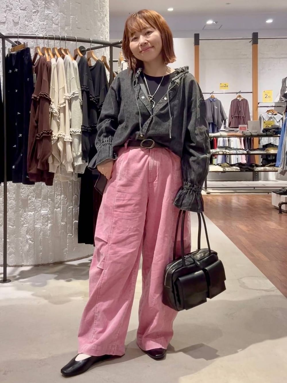 ピンク系のその他パンツ、ブラック系のボストンバッグ、ブラック系のTシャツ/カットソーを着用したレディースの秋コーディネートの1枚目の写真