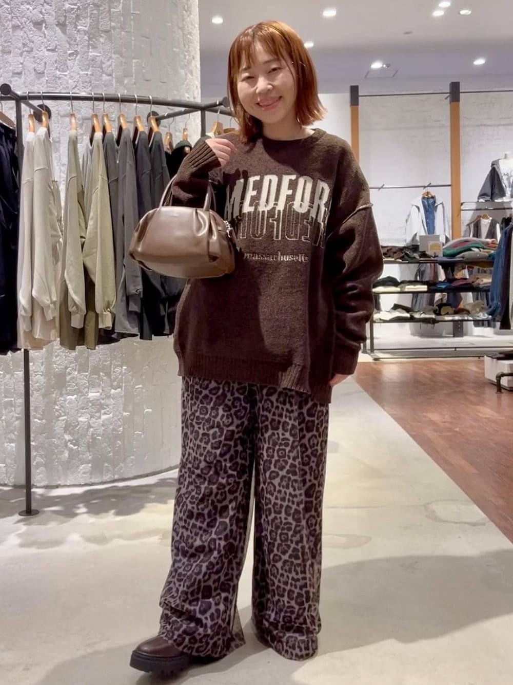 ブラウン系のショルダーバッグ、その他のその他パンツ、ブラウン系のブーツを着用したレディースの秋コーディネートの1枚目の写真