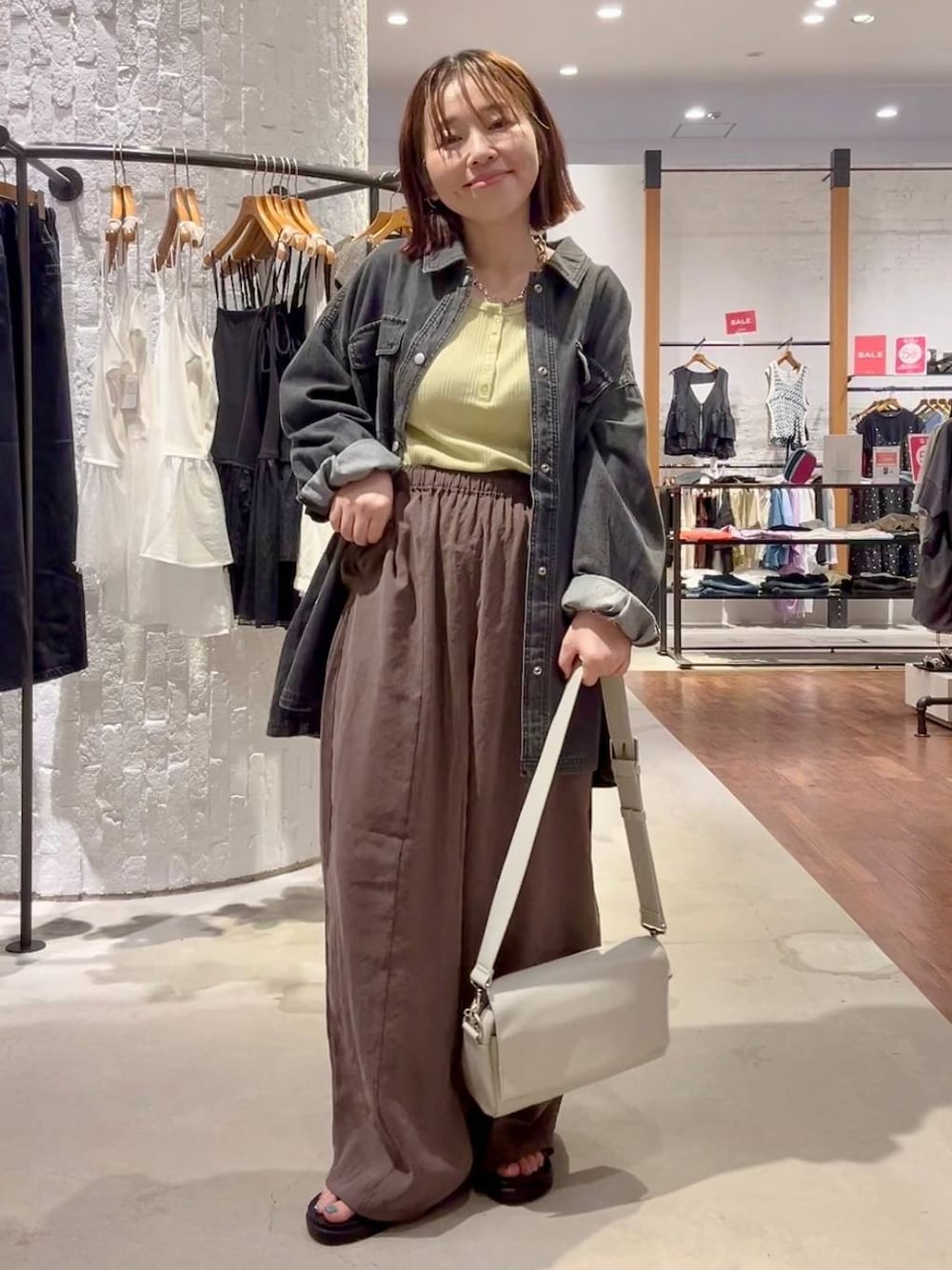 ブラック系のシャツ/ブラウス、ブラウン系のその他パンツ、グレー系のショルダーバッグを着用したレディースの夏コーディネートの1枚目の写真