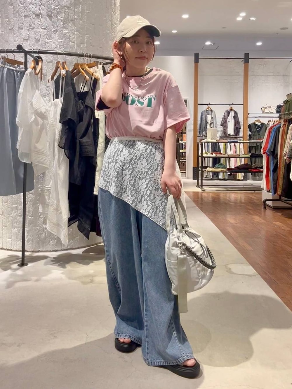 ブルー系のデニムパンツ、グレー系のショルダーバッグ、その他のサンダルを着用したレディースの夏コーディネートの1枚目の写真