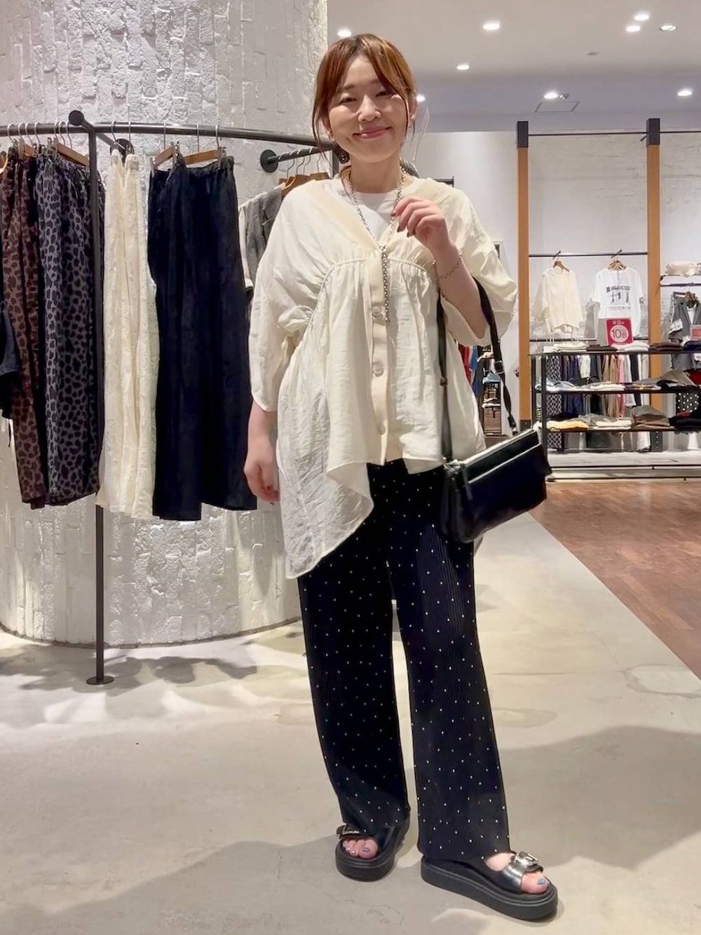 その他のその他パンツ、ホワイト系のカーディガン/ボレロ、ブラック系のサンダルを着用したレディースの夏コーディネートの1枚目の写真