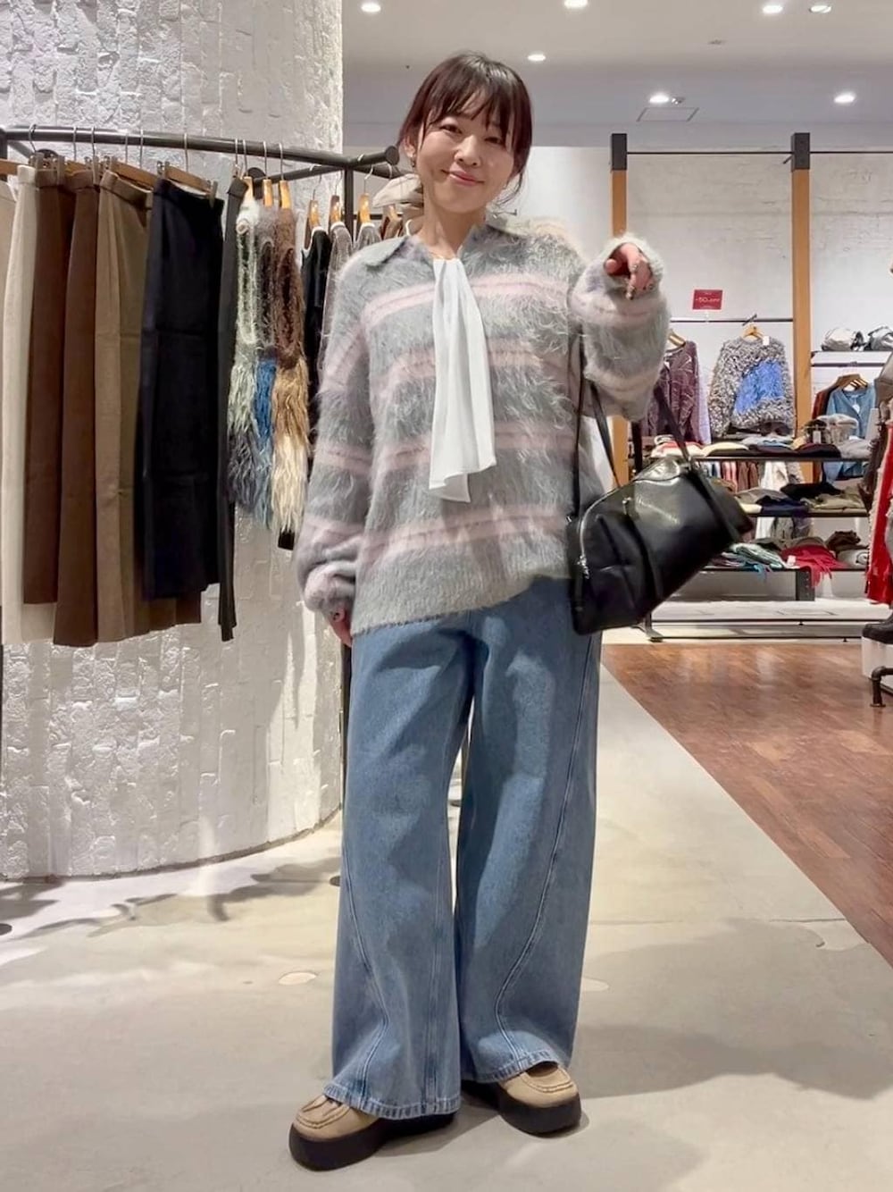 ブラック系のボストンバッグ、ホワイト系のシャツ/ブラウス、ベージュ系のその他シューズを着用したレディースの冬コーディネートの1枚目の写真