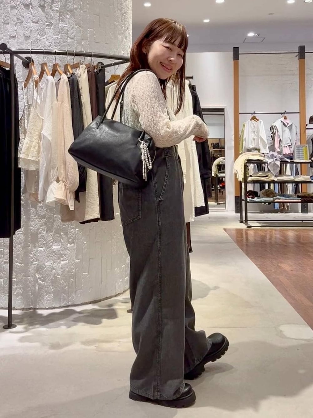 ブラック系のボストンバッグ、ブラック系のその他シューズ、グレー系のサロペット/オーバーオールを着用したレディースの春コーディネートの1枚目の写真