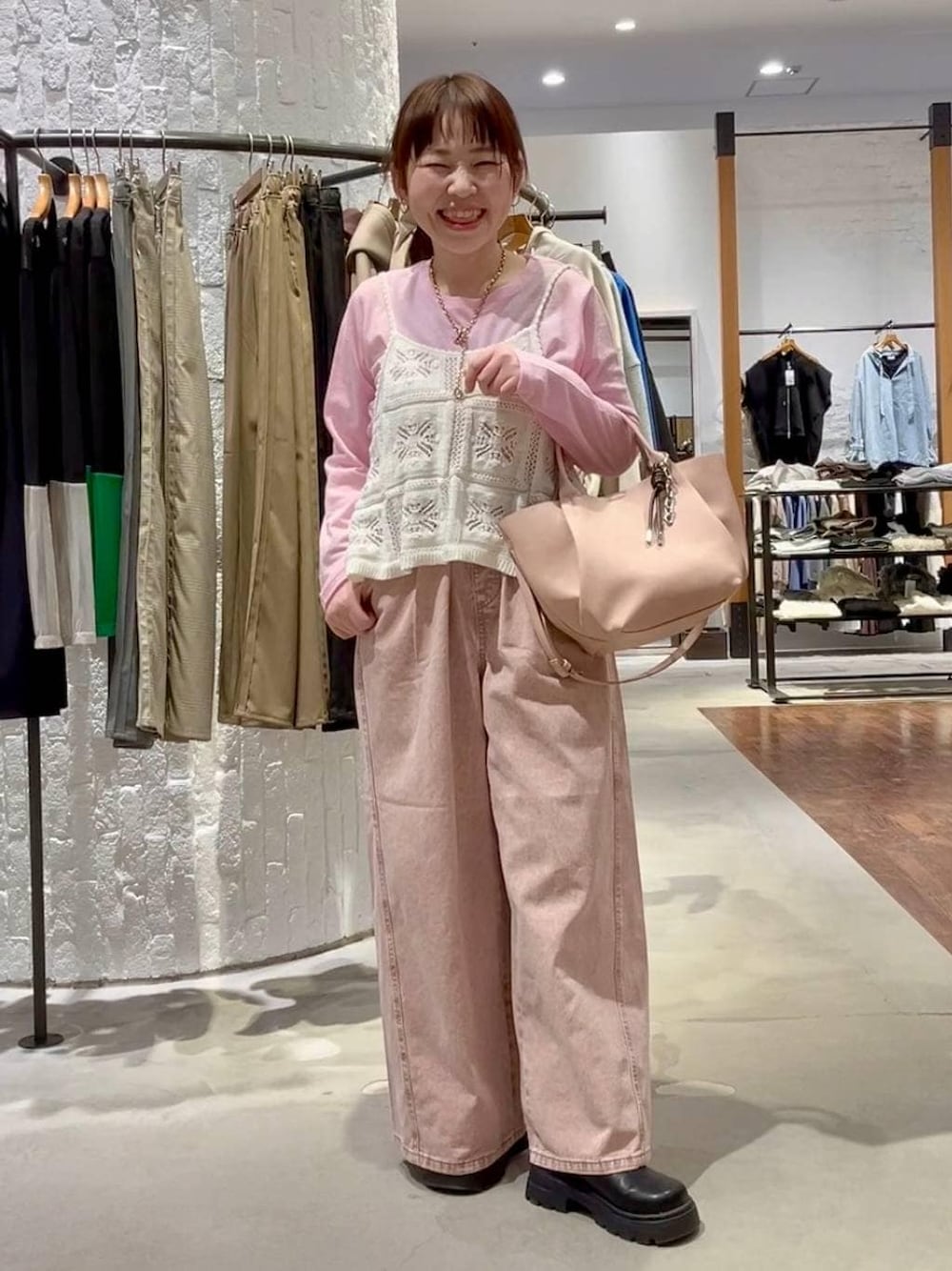 ピンク系のTシャツ/カットソー、ピンク系のデニムパンツ、ブラック系のその他シューズを着用したレディースの冬コーディネートの1枚目の写真