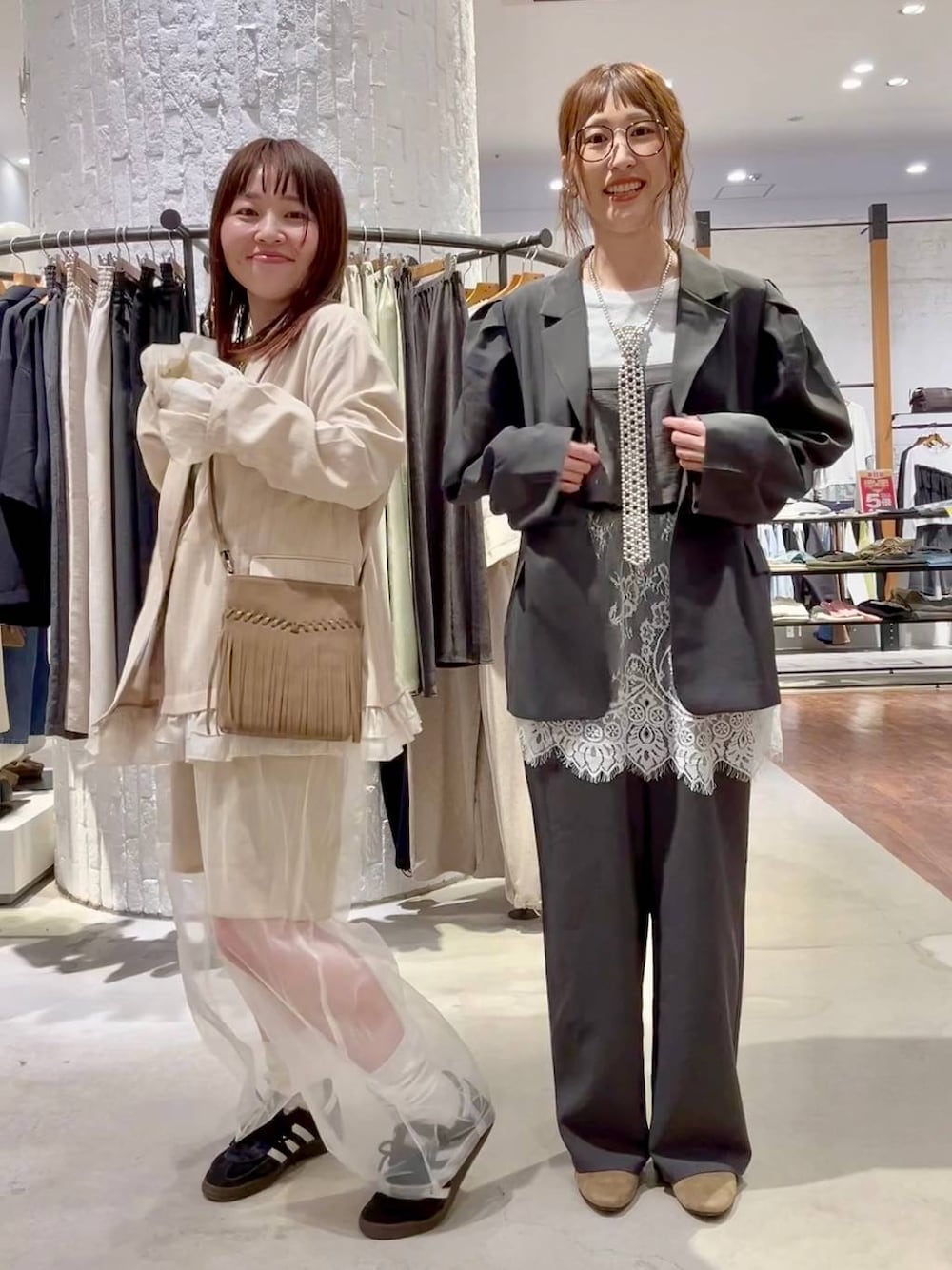 ブラック系のスニーカー、ブラウン系のショルダーバッグ、ベージュ系のパンプスを着用したレディースの春コーディネートの1枚目の写真