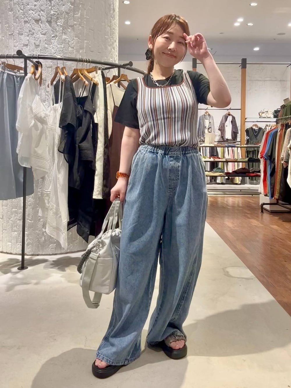 ブラック系のTシャツ/カットソー、ブルー系のデニムパンツ、グレー系のショルダーバッグを着用したレディースの夏コーディネートの1枚目の写真