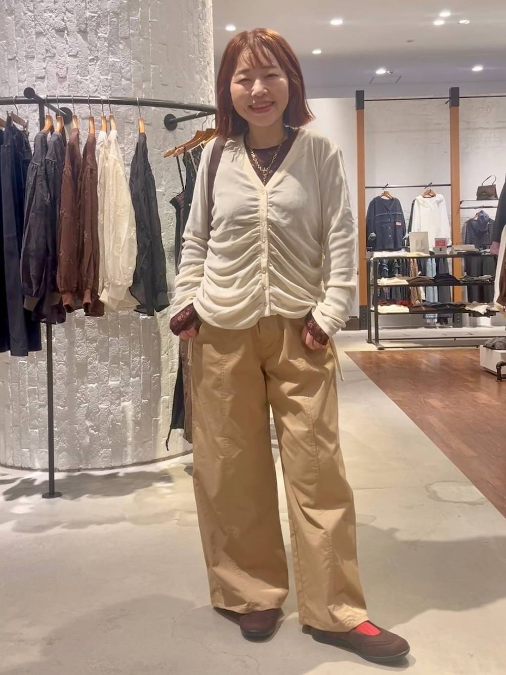 ブラウン系のパンプス、ベージュ系のその他パンツ、ブラウン系のTシャツ/カットソーを着用したレディースの秋コーディネートの1枚目の写真