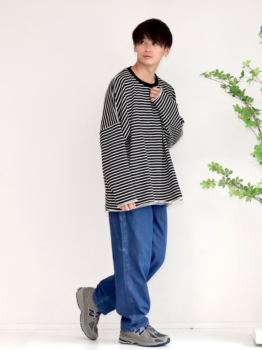 「ボーダー、デニム、休日スタイル、大学生、やーこん好きな人と繋がりたい、プチプラ、韓国ファッション、ロンT、ビッグシルエット、秋コーデ、New Balance、シンプルコーデ、カジュアルコーデ、スニーカー」｜「ATTENTIONの【メディア紹介商品】【ATTENTION】BIGボーダー裾ダメージロンT　/韓国セレクト/オーバーサイズ/ビッグシルエット/（Tシャツ/カットソー、ブラック系）」を使った、やーこん🦊︎︎︎︎︎︎︎︎︎︎︎︎☑︎さん（メンズ・172cm）の秋コーディネートの1枚目の写真