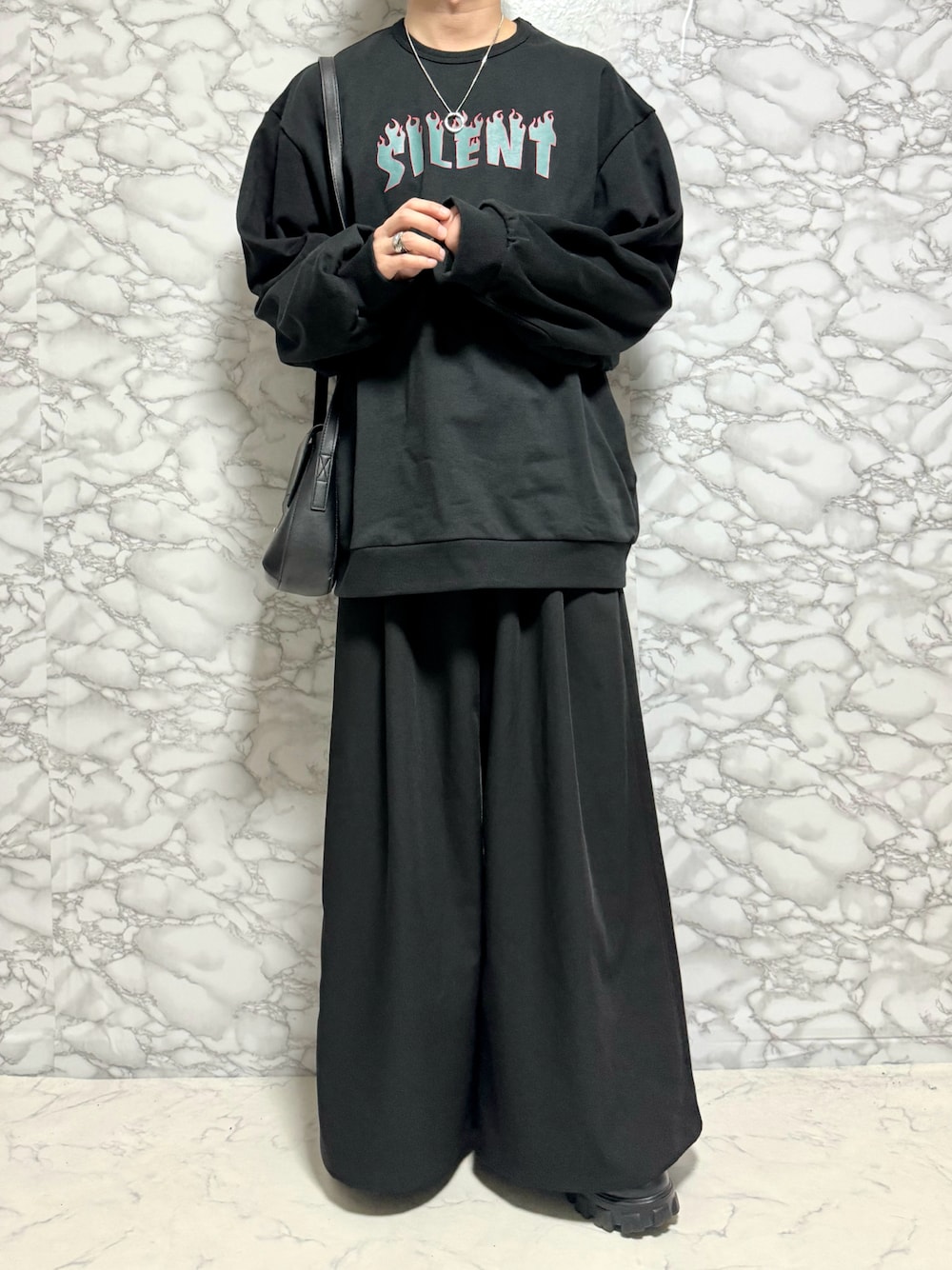 「春コーデ、春服みてみて、スラックス、ショルダーバッグ、ローファー、ミニバッグ、プチプラ、大学生、シンプルコーデ、お出かけコーデ、休日スタイル、ビッグシルエット、ゆるコーデ、ワントーンコーデ、やーこん好きな人と繋がりたい」｜「DOOPZのOVERSIZED PRINT SWEAT - オーバーサイズプリントスウェット（スウェット、ブラック系）」を使った、やーこん🦊︎︎︎︎︎︎︎︎︎︎︎︎☑︎さん（メンズ・172cm）の春コーディネートの1枚目の写真