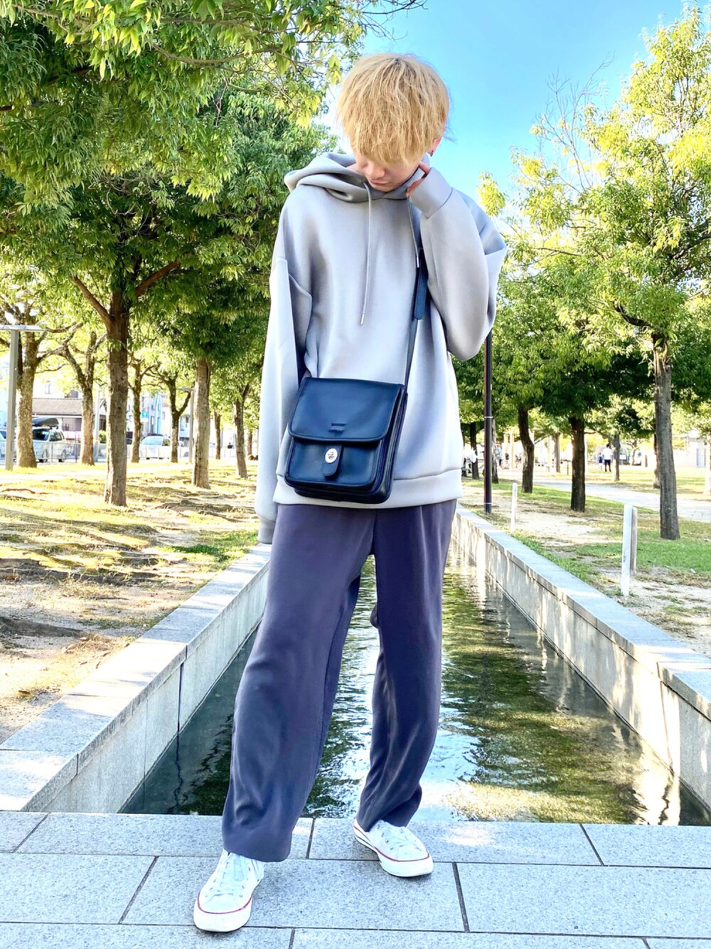 「シンプル、カラーパンツ、ショルダーバッグ、パーカー、スラックス、大学生、オーバーサイズ、休日スタイル、白スニーカー、プチプラ、きれいめカジュアル、秋コーデ、スクエアバッグ、やーこん好きな人と繋がりたい、だから秋服が好き」｜「JOKERの【JOKER】シルケットポンチエアリービッグサイズプルオーバーパーカー メンズ ビッグシルエットトレーナー オーバーサイズ（パーカー、グレー系）」を使った、やーこん🦊︎︎︎︎︎︎︎︎︎︎︎︎☑︎さん（メンズ・172cm）の秋コーディネートの1枚目の写真