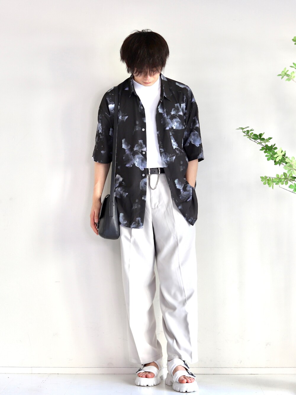 「初夏コーデ、WEARyouthコーデ、柄シャツ、シャツスタイル、モノトーン、休日スタイル、プチプラ、ショルダーバッグ、韓国ファッション、シンプルコーデ、ビッグシルエット、ミニバッグ、お出かけコーデ、淡色コーデ、きれいめカジュアル」｜「Naive magicの【a】とろみシルクタッチポリエステル 総柄半袖ビッグシャツ/ルーズシルエットシャツ（シャツ/ブラウス、ブラック系）」を使った、やーこん🦊︎︎︎︎︎︎︎︎︎︎︎︎☑︎さん（メンズ・172cm）の夏コーディネートの1枚目の写真