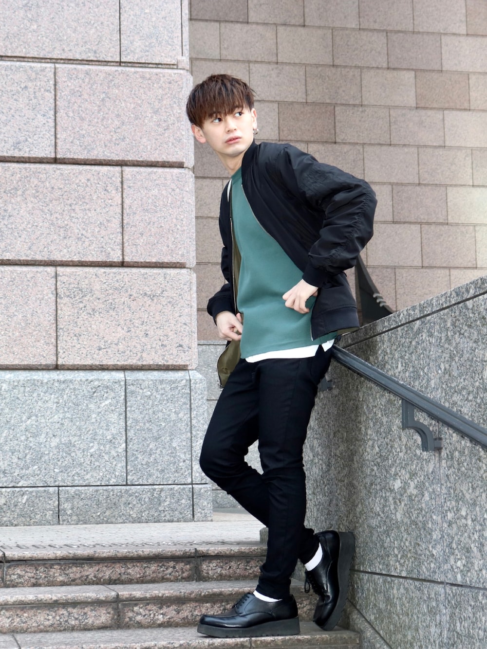 グリーン系のMA-1、グリーン系のニット/セーター、ブラック系のデニムパンツを着用したメンズの春コーディネートの1枚目の写真