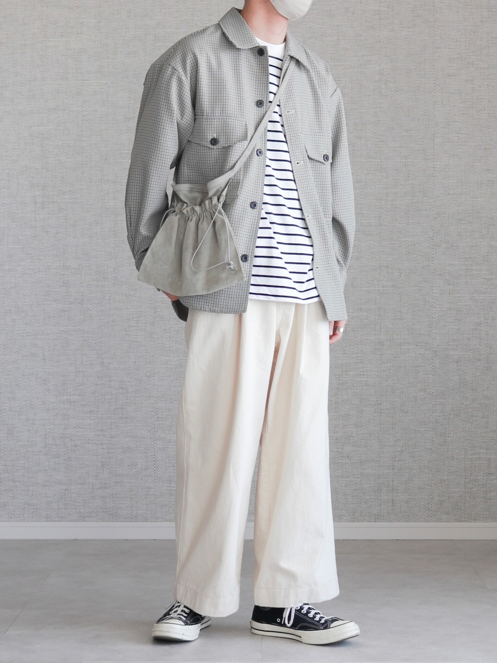 「GU、RUUBON、FORK&SPOON、converse、Hender Scheme、ボーダー、チェック、チェックシャツ、白パンツ、ワイドパンツ、スニーカー、スニーカーコーデ、巾着バッグ、サコッシュ」｜「GUのCPOシャツ(長袖)(チェック)(セットアップ可能) Ssize（シャツ/ブラウス、グレー系）」を使った、Laitoさん（メンズ・169cm）の春コーディネートの1枚目の写真