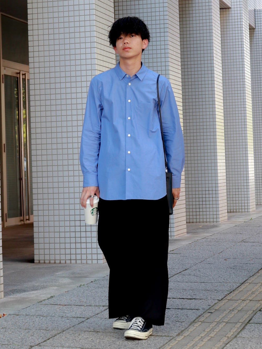 「秋っぽコーデ更新中、青シャツ、シャツスタイル、ワイドパンツ、スニーカー、シンプルコーデ、バッグ、EMMA  CLOTHES、ATON、コンバース、converse」｜「ATONの【ATON / エイトン】SUVIN BROAD STANDARD SHIRT / スヴィンブロードスタンダードシャツ（シャツ/ブラウス、ブルー系）」を使った、Laitoさん（メンズ・169cm）の秋コーディネートの1枚目の写真