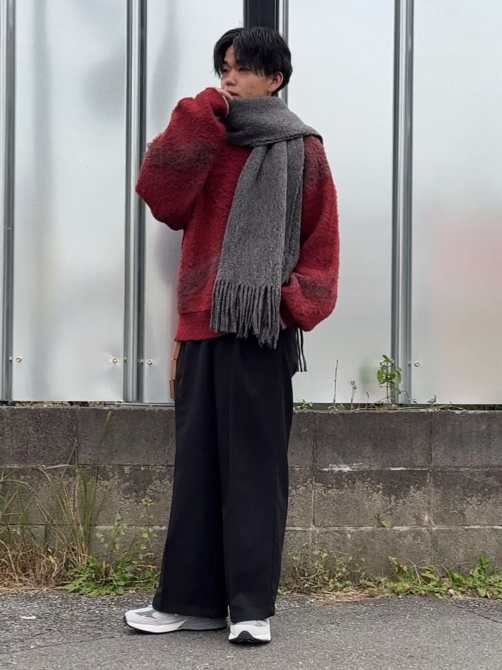 「冬コーデ、ホワイトコーデ、クリスマスに着たい服、マイベストコーデ2024、ニット、マフラーぐるぐる、休日コーデ、赤、きれいめカジュアル、ワイドパンツ」｜「EMMA CLOTHESのTRストレッチスーツ地 ストレート 1タック センタープレス ワイドパンツ EMMA CLOTHES（スラックス、ブラック系）」を使った、Laitoさん（メンズ・169cm）の冬コーディネートの1枚目の写真