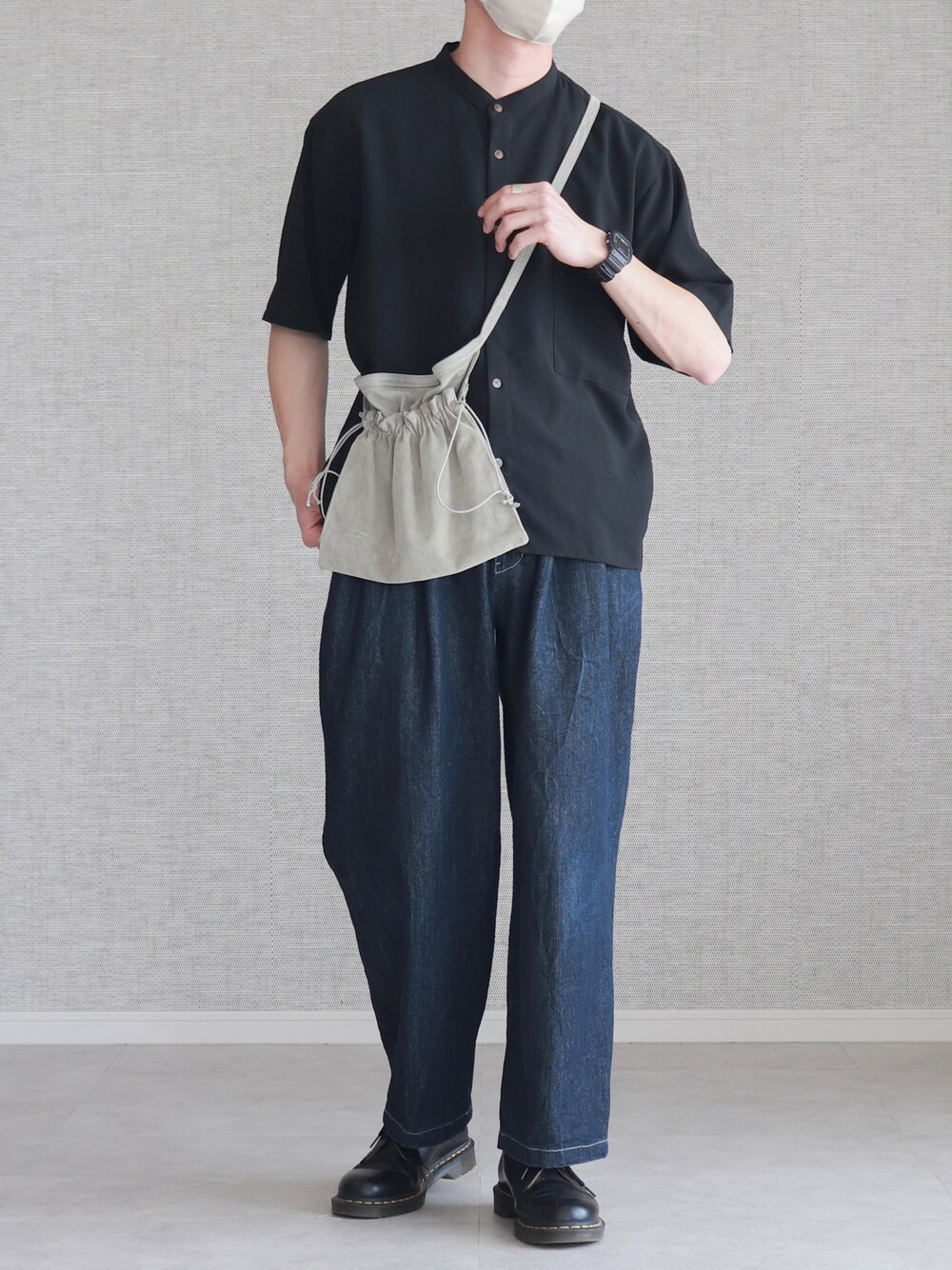 「巾着バッグ、デニム、デニムパンツ、バンドカラーシャツ、EMMA  CLOTHES、WYM、Dr.Martens、革靴、Hender Scheme、MHL.、gshock、夏コーデ、夏服、今日のコーデ、シンプルコーデ」｜「EMMA CLOTHESのブライトポプリンリラックスバンドカラーシャツ Poplin Band Collar Shirt 1/2 short sleeve（シャツ/ブラウス、ブラック系）」を使った、Laitoさん（メンズ・169cm）の春コーディネートの1枚目の写真