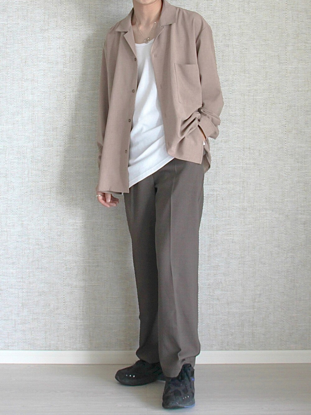 「シンプル、ベージュ、reebok、HARE、長袖シャツ、ブラウン、タンクトップ、RAGEBLUE、秋服、ラテコーデ、EMMA  CLOTHES、秋服準備はじめました、chuclla」｜「EMMA CLOTHESのブライトポプリンリラックスオープンカラーシャツ Poplin Open Collar Shirt（シャツ/ブラウス、ベージュ系）」を使った、Laitoさん（メンズ・169cm）の秋コーディネートの1枚目の写真