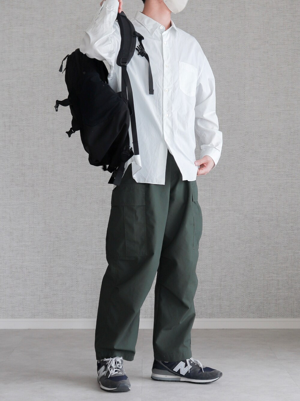 「シャツスタイル、シャツ、THOMAS MAISON、白シャツ、カーゴパンツ、FREAKS STORE、newblance、スニーカーコーデ、スニーカー、リュック、リュックスタイル、通学コーデ、THE NORTH FACE」｜「THOMAS MASONのトーマスメイソンオーバーシャツ（シャツ/ブラウス、ホワイト系）」を使った、Laitoさん（メンズ・169cm）の春コーディネートの1枚目の写真