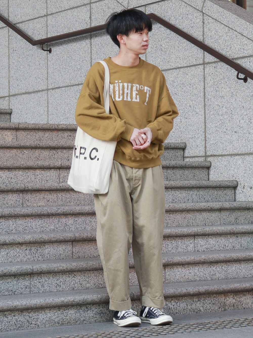 「ほめられ本命コーデ、カジュアルコーデ、muhet、marka、converse、コンバース、APC、A.P.C.、トートバッグ、アーチロゴ、スウェット、スウェットコーデ、チノパン、アンクルパンツ、スニーカー」｜「MUHETの【3点セット】裏毛スウェット×ロンT×ネックレス（スウェット、イエロー系）」を使った、Laitoさん（メンズ・169cm）の冬コーディネートの1枚目の写真