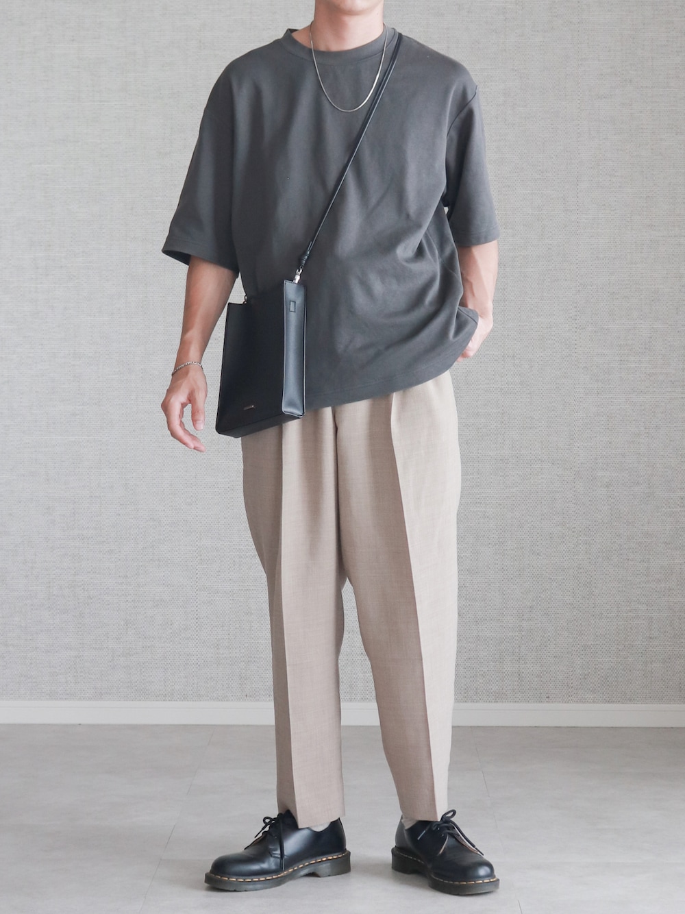 「WEARyouthコーデ、夏だ！Tシャツ着よう！、シンプルコーデ、ユニクロ、UNIQLO、ユニクロコーデ、UNIQLOコーデ、Steven Alan、HARE、ネックレス、サコッシュ、ミニバッグ、革靴、Dr.Martens」｜「UNIQLOのエアリズムコットンオーバーサイズTシャツ（5分袖）（Tシャツ/カットソー、ブルー系）」を使った、Laitoさん（メンズ・169cm）の夏コーディネートの1枚目の写真