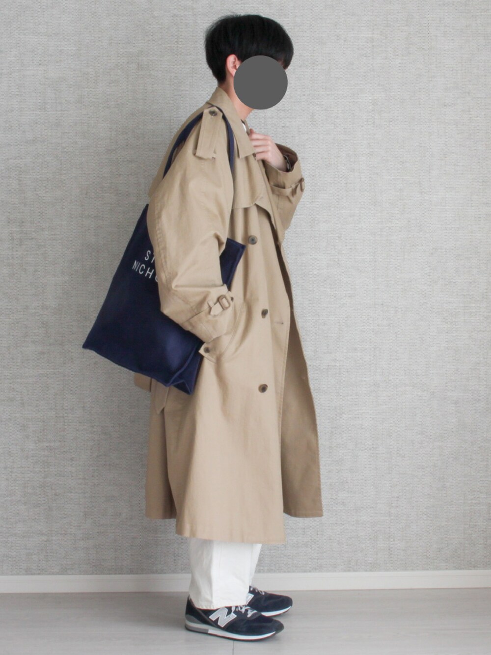 「シンプルコーデ、スニーカーコーデ、GU、Adam et Rope'、STUDIONICHOLSON、コート、トレンチコート、オーバーサイズ、春コーデ、キレイめ、ootd、大学生、ビッグシルエット、トートバッグ、バッグ」｜「ADAM ET ROPE'のビッグシルエット ギャバ トレンチコート/オーガニックコットン/ストレッチ性（トレンチコート、ベージュ系）」を使った、Laitoさん（メンズ・169cm）の春コーディネートの1枚目の写真