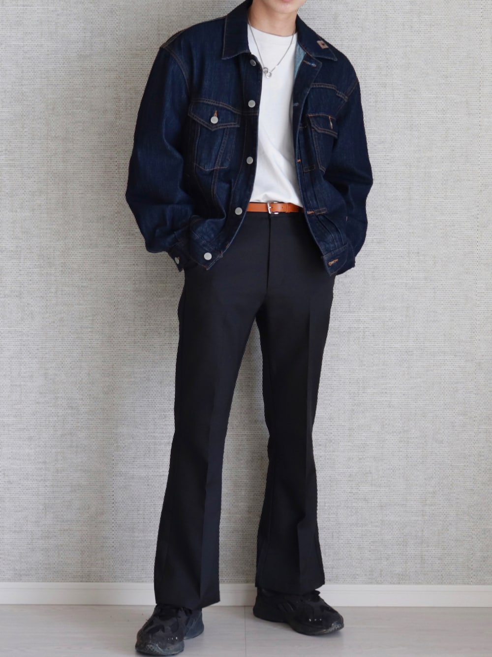 「スニーカー、デニム、デニムジャケット、reebok、スニーカーコーデ、GU、タックイン、フレアパンツ、remer、Adoonplain」｜「GUのデニムジャケットMY(セットアップ可能)（デニムジャケット、ブルー系）」を使った、Laitoさん（メンズ・169cm）の秋コーディネートの1枚目の写真