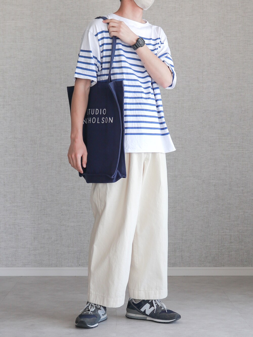 「ボーダー、ワイドパンツ、白パンツ、スニーカー、スニーカーコーデ、トートバッグ、URBAN RESEARCH DOORS、FORK&SPOON、ニューバランス、STUDIONICHOLSON、MHL.、きれいめカジュアル、爽やかコーデ、シンプルスタイル、夏コーデ」｜「URBAN RESEARCH DOORSの『XLサイズ/WEB限定』パネルボーダーショートスリーブバスクシャツ（Tシャツ/カットソー、ブルー系）」を使った、Laitoさん（メンズ・169cm）の春コーディネートの1枚目の写真