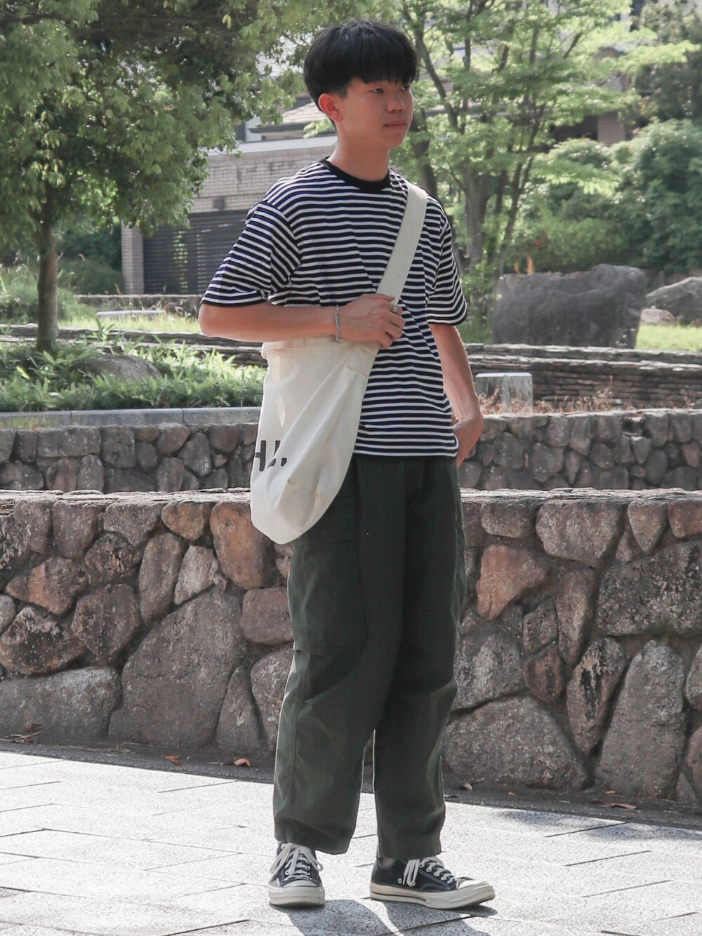「このスタイルがお気に入り、ボーダー、カーゴパンツ、コンバース、converse、スニーカー、スニーカーコーデ、ミリタリー、カジュアルコーデ、大人カジュアル、お洒落さんとつながりたい、FREAK’Ｓ STORE、プチプラ、大人コーデ」｜「URBAN RESEARCHのストレッチボーダーTシャツ（Tシャツ/カットソー、ブラック系）」を使った、Laitoさん（メンズ・169cm）の夏コーディネートの1枚目の写真