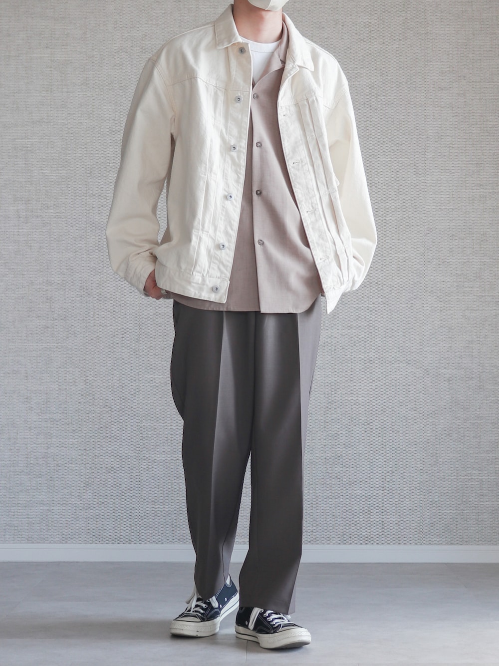 「春服デビュー宣言、春コーデ、ラテコーデ、ラテカラー、淡色コーデ、FORK&SPOON、EMMA  CLOTHES、chuclla、コンバース、converse、オープンカラーシャツ、開襟シャツ、スラックス、デニム、デニムジャケット」｜「EMMA CLOTHESのブライトポプリンリラックスオープンカラーシャツ Poplin Open Collar Shirt（シャツ/ブラウス、ベージュ系）」を使った、Laitoさん（メンズ・169cm）の春コーディネートの1枚目の写真