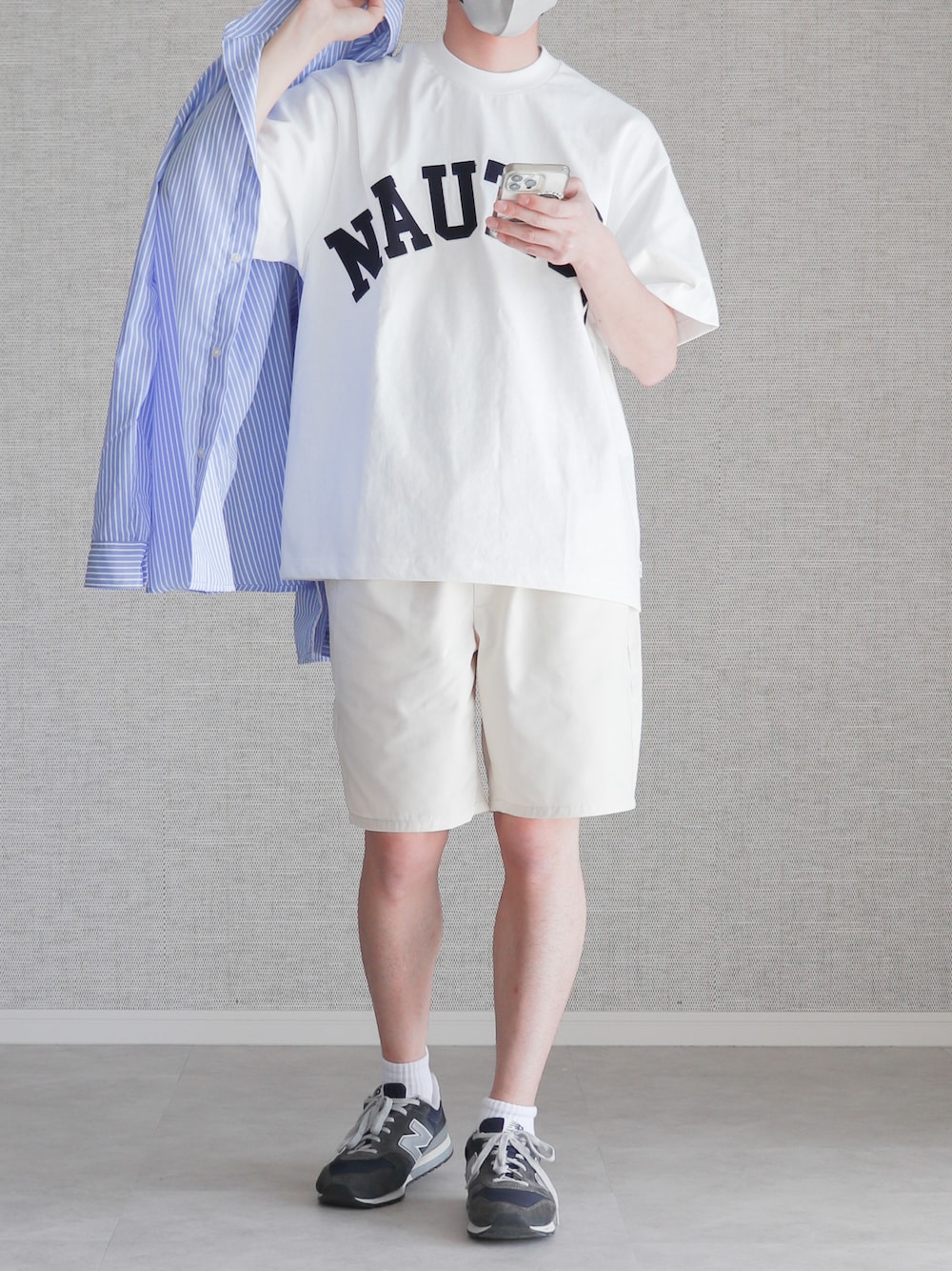 「confirm、コンファーム、ハーフパンツ、短パン、ストライプシャツ、ロゴT、nautica、スニーカー、ニューバランス」｜「ILL'Sの23SS ツイル / デニム シェフショーツ シェフパンツ ハーフパンツ【ILL'S 】（デニムパンツ、ホワイト系）」を使った、Laitoさん（メンズ・169cm）の春コーディネートの1枚目の写真