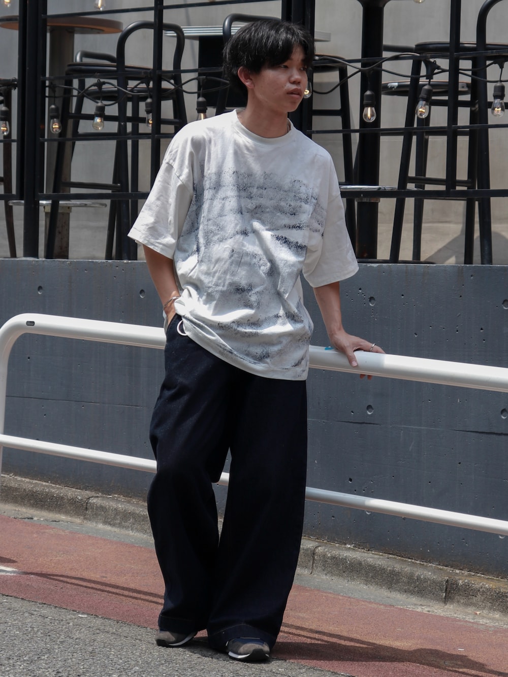 「シンプル、スラックス、スニーカー、デニム、休日スタイル、きれいめカジュアル、白Tシャツ」｜「chucllaのワンウォッシュ ワイドデニムパンツ chw23a077（デニムパンツ、ブルー系）」を使った、Laitoさん（メンズ・169cm）の夏コーディネートの1枚目の写真