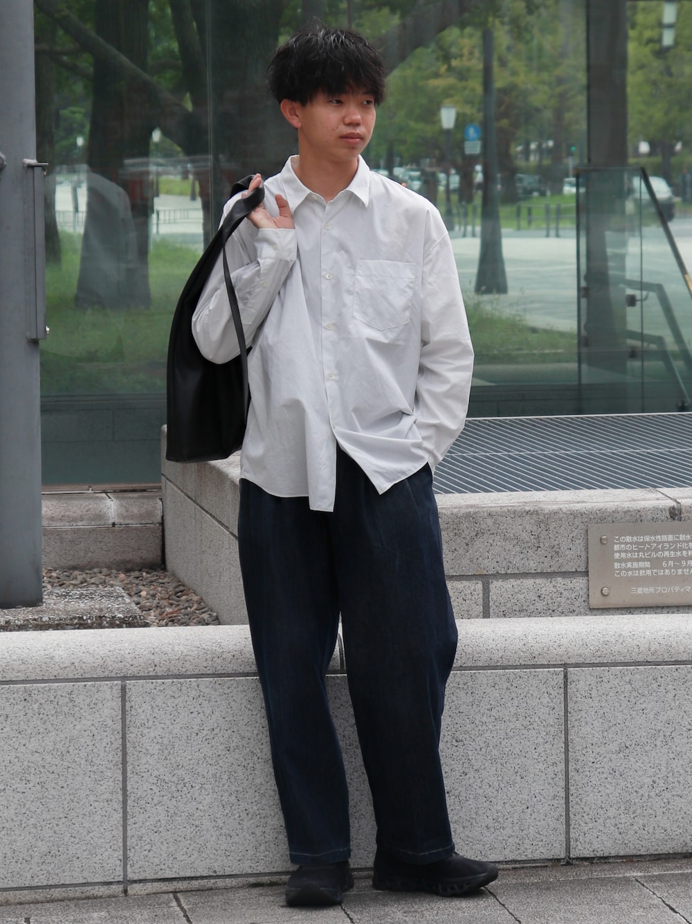 「秋っぽコーデ更新中、ワイドパンツ、スニーカー、秋コーデ、デニム、シャツスタイル、白シャツ、ワイドデニム、黒スニーカー、休日コーデ、秋服、シンプル、きれいめ」｜「chucllaのワンウォッシュ ワイドデニムパンツ chw23a077（デニムパンツ、ブルー系）」を使った、Laitoさん（メンズ・169cm）の秋コーディネートの1枚目の写真