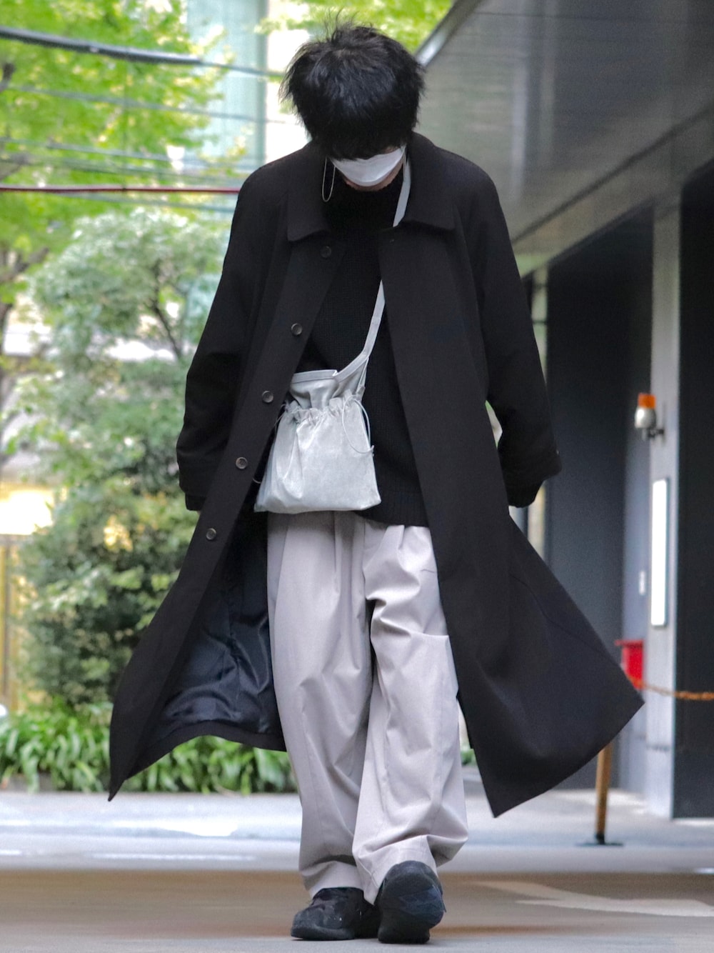 「スニーカー、カラーパンツ、ステンカラーコート、ロングコート、スニーカーコーデ、GU、白スニーカー、プチプラ、Hender Scheme、巾着バッグ、ジーユー、淡色コーデ、くすみカラー、remer」｜「remerのloose soutien collar long coat/ルーズステンカラーコート（ステンカラーコート、ブラック系）」を使った、Laitoさん（メンズ・169cm）の秋コーディネートの1枚目の写真