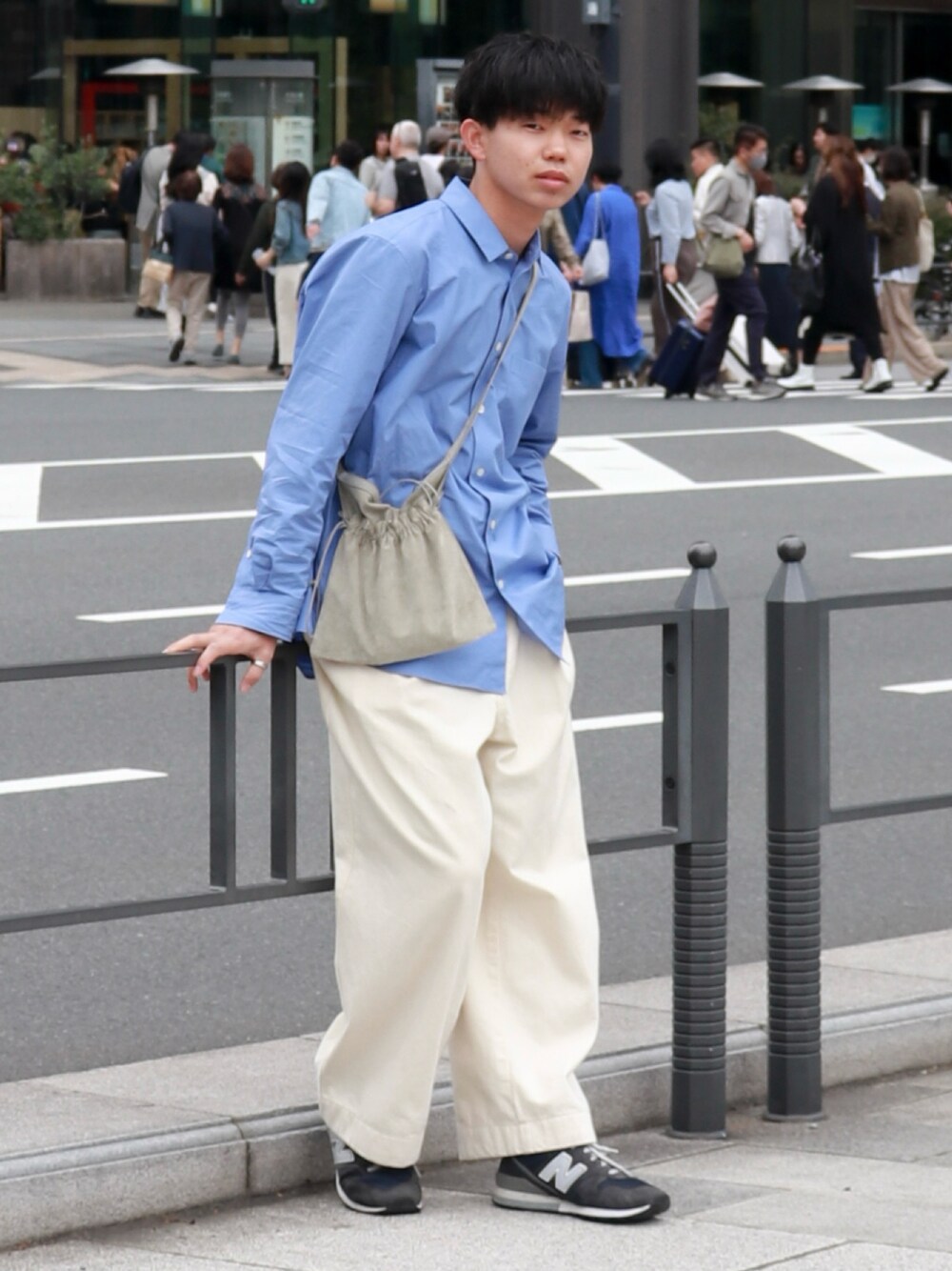 「低身長コーデ、白パンツ、シャツスタイル、きれいめカジュアル、シンプルスタイル、メンズファッション、デニムコーデ、おしゃれさんと繋がりたい」｜「FORK&SPOONの『セットアップ対応』FORK&SPOON　タックデニムパンツ（デニムパンツ、ホワイト系）」を使った、Laitoさん（メンズ・169cm）の春コーディネートの1枚目の写真