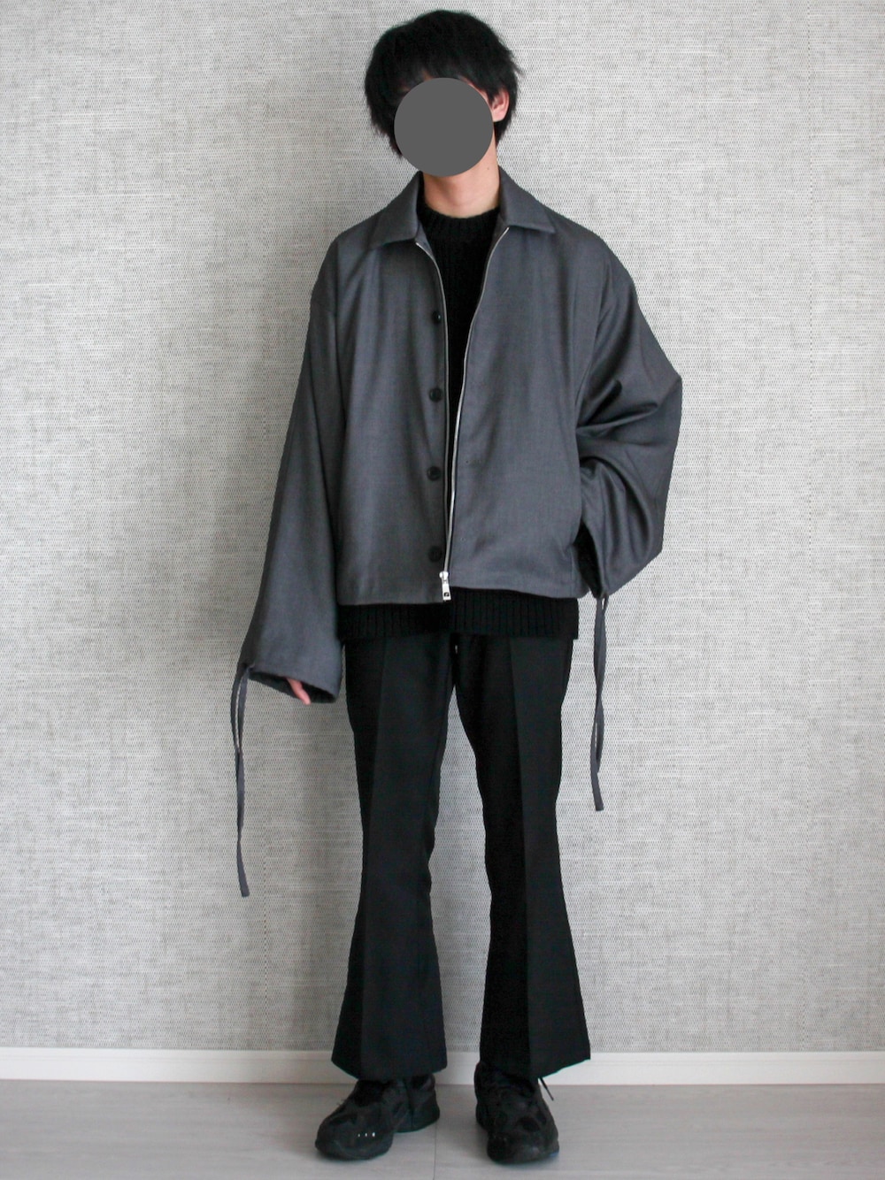 「冬コーデ、モノトーン、スニーカーコーデ、GU、モード、フレアパンツ、シンプルコーデ、モノトーンコーデ、CASPER JOHN、Adoonplain」｜「GUのローゲージワイドフィットクルーネックセーター(長袖)（ニット/セーター、ブラック系）」を使った、Laitoさん（メンズ・169cm）の冬コーディネートの1枚目の写真